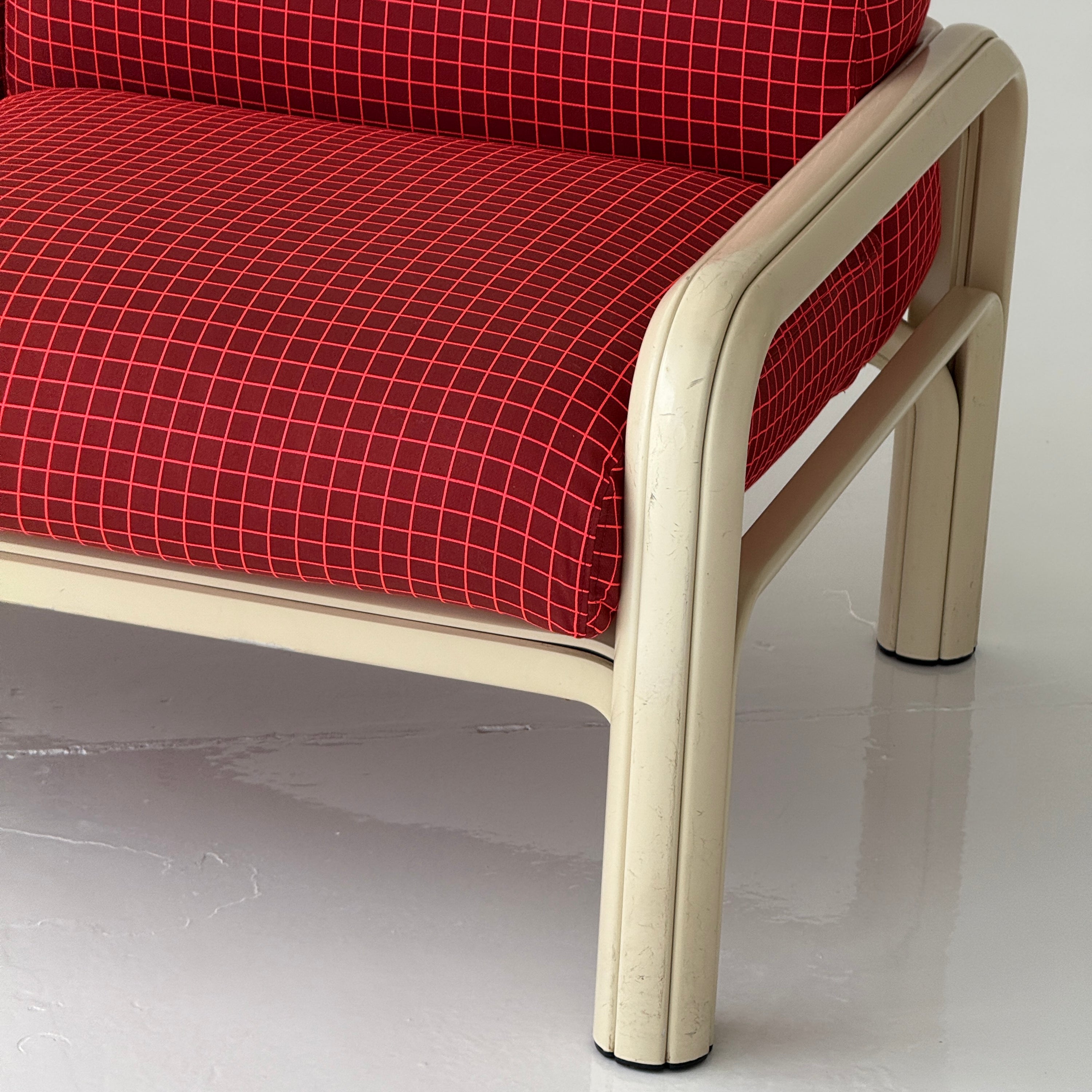 Orsay Sofa by Gae Aulenti for Knoll in Maharam Grid by Scholten &
Baijings