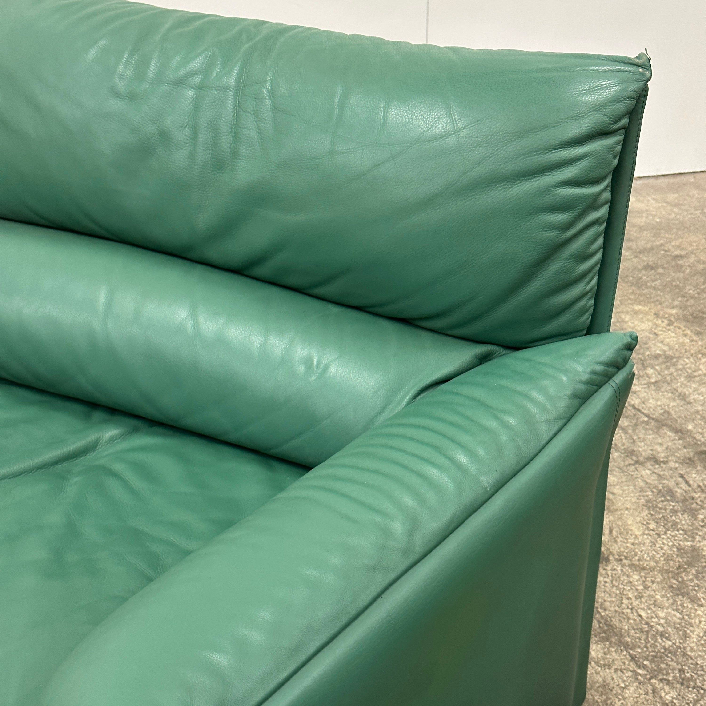 Queening Settee in Leather by Giovanni Offredi for Saporiti