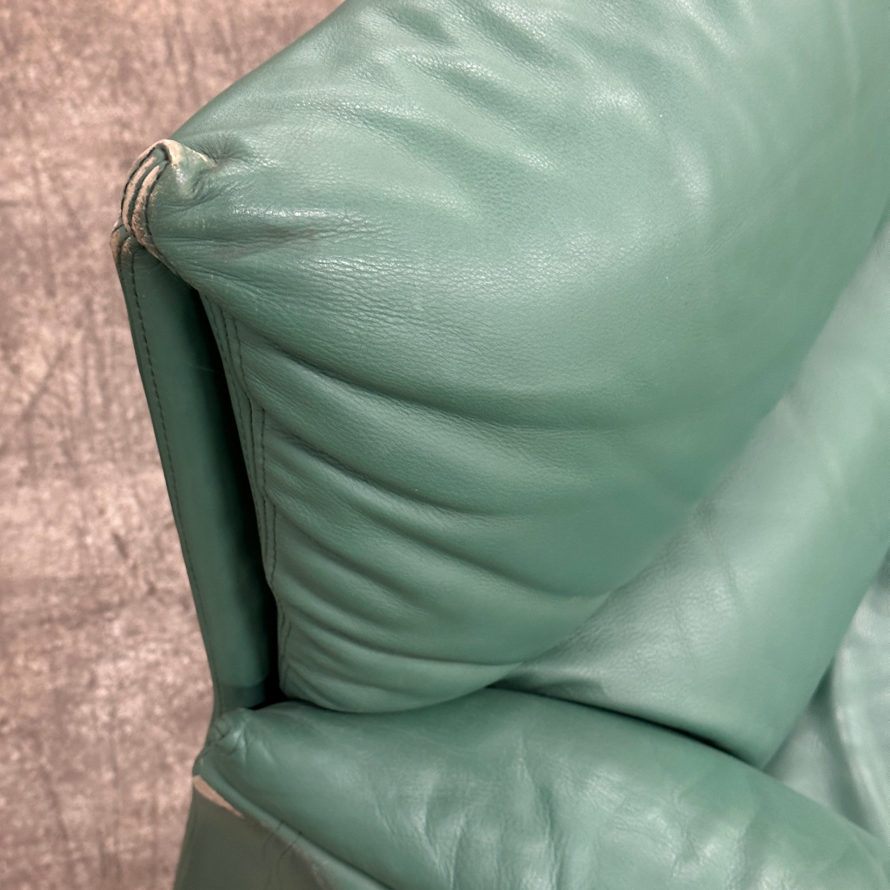 Queening Settee in Leather by Giovanni Offredi for Saporiti