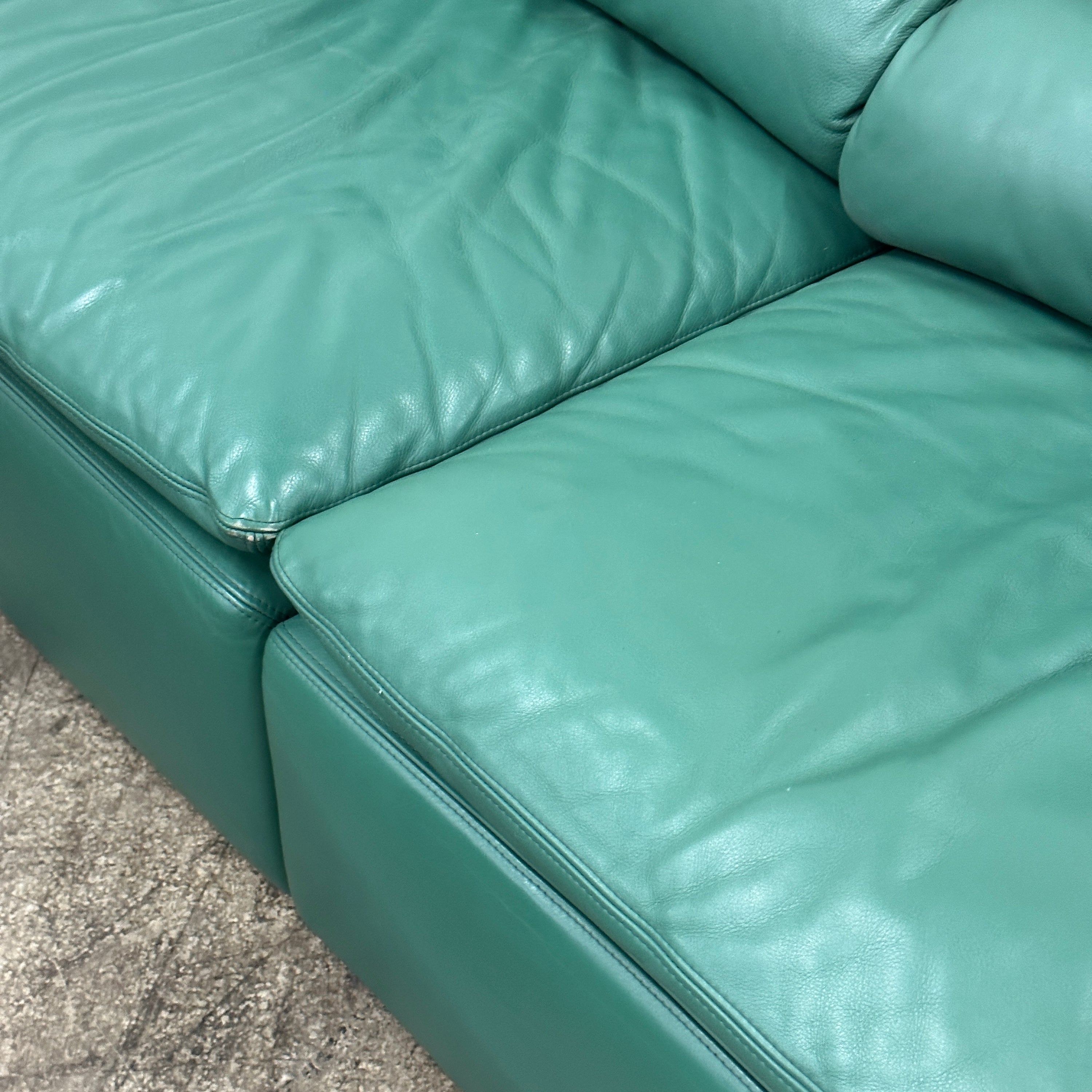 Queening Settee in Leather by Giovanni Offredi for Saporiti