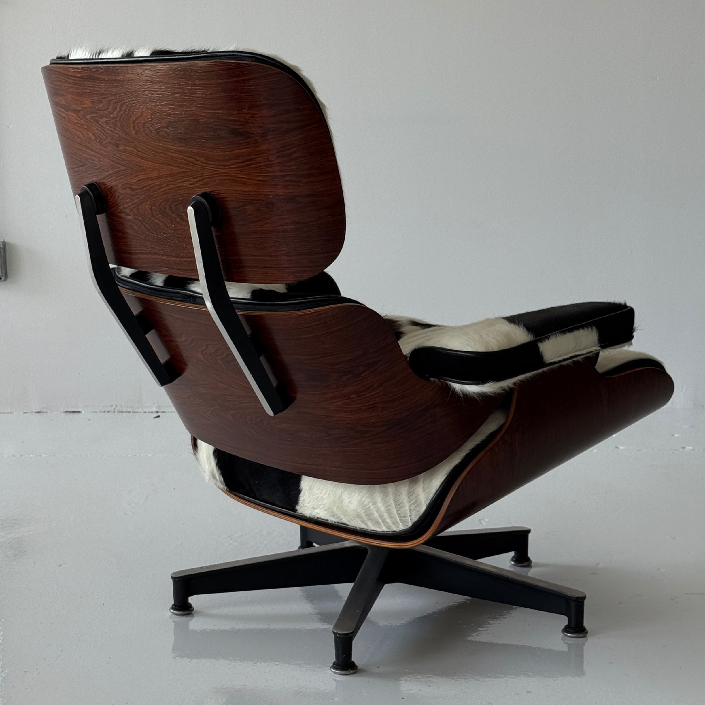 670 Lounge Chair in Cowhide by Charles & Ray Eames for Herman Miller