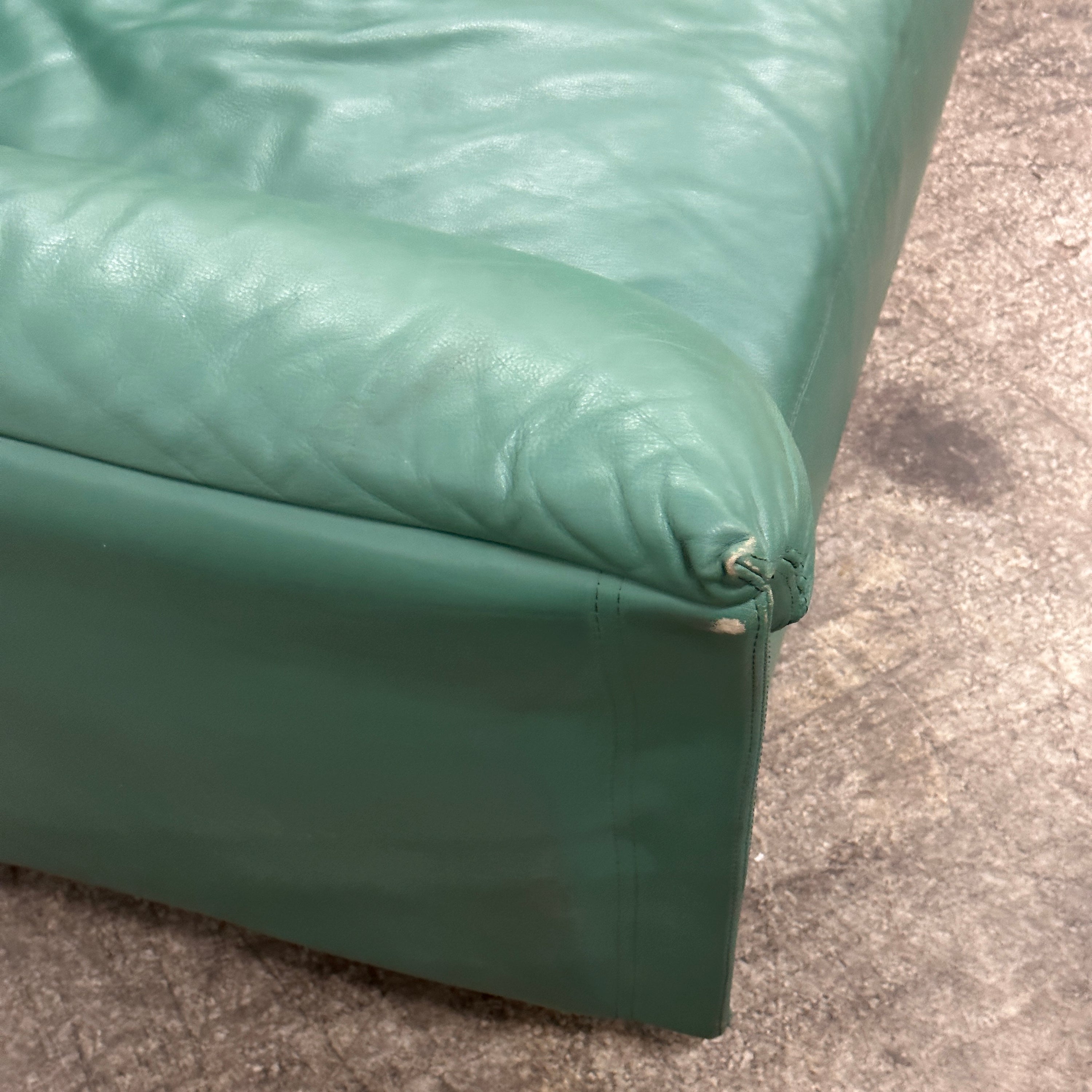 Queening Settee in Leather by Giovanni Offredi for Saporiti