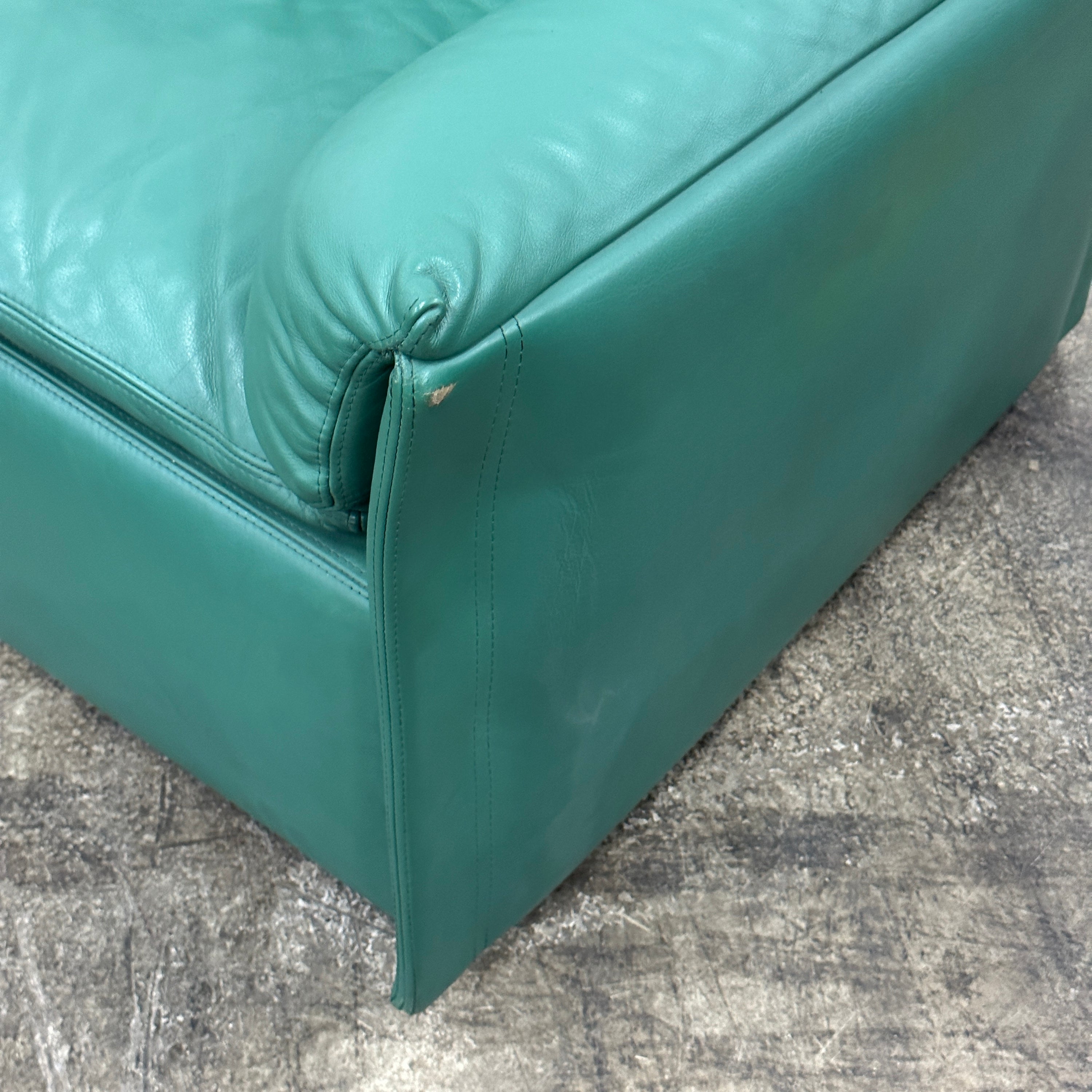 Queening Settee in Leather by Giovanni Offredi for Saporiti
