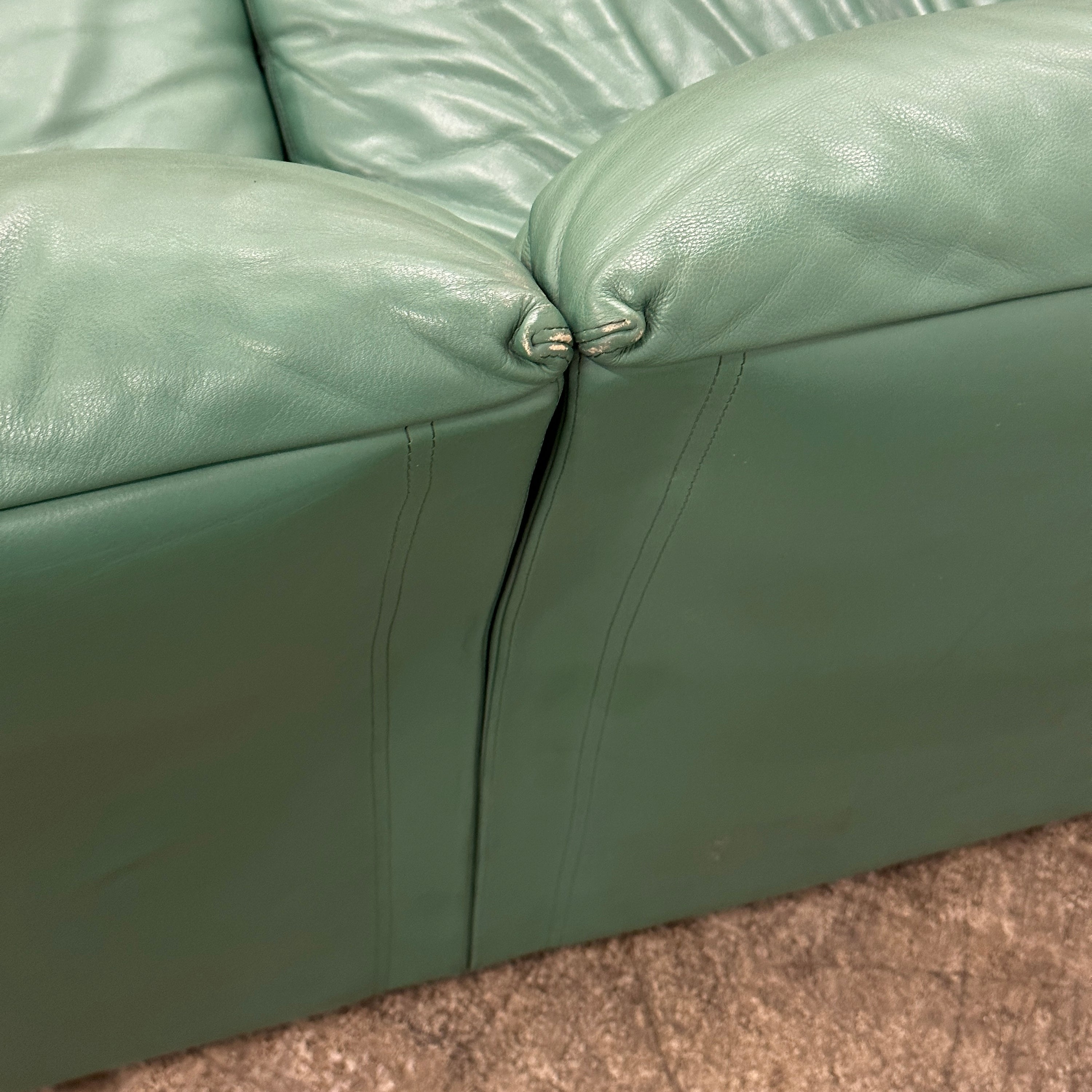 Queening Settee in Leather by Giovanni Offredi for Saporiti