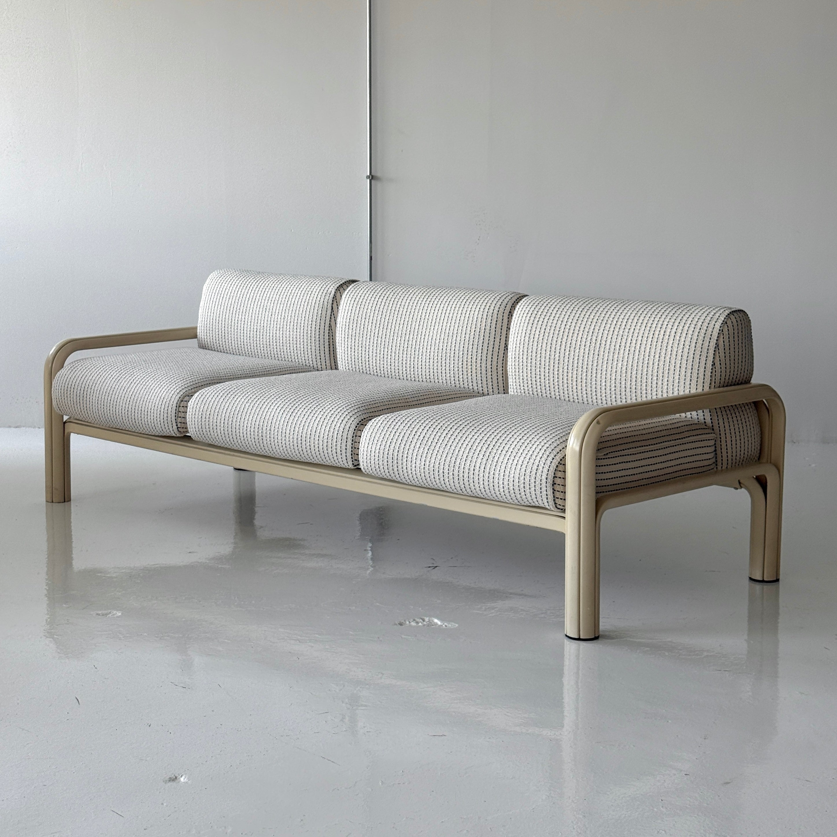 Orsay Sofa by Gae Aulenti for Knoll – spotexclamationpoint