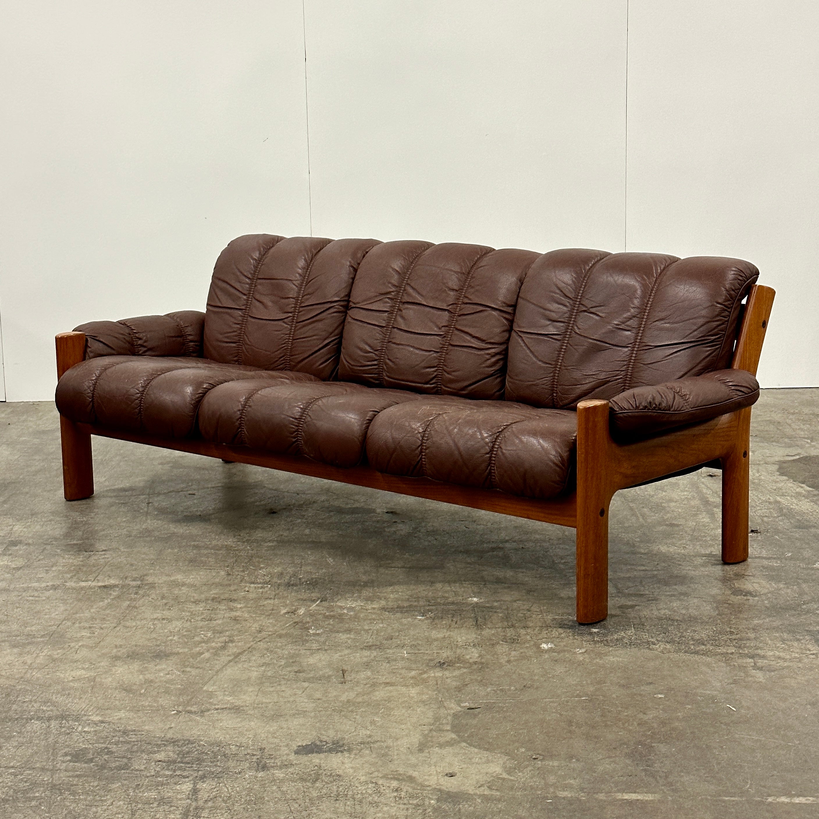 Leather Montana Sofa by Ekornes – spotexclamationpoint