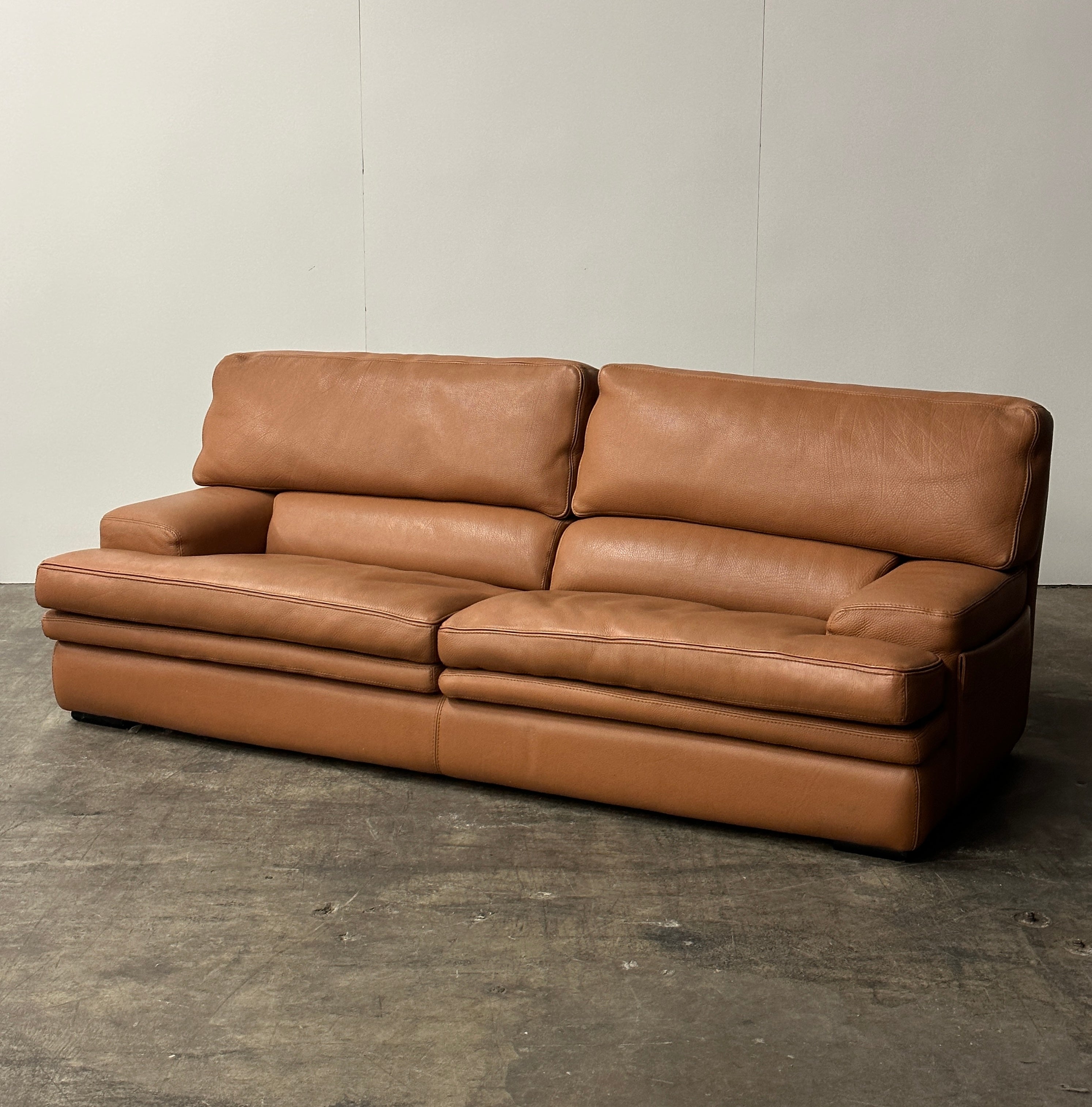 Canapé cuir marron par Rochebobois 1980 | L'ESTAMPILLE Canapé cuir marron par Rochebobois 1980 | L'ESTAMPILLE