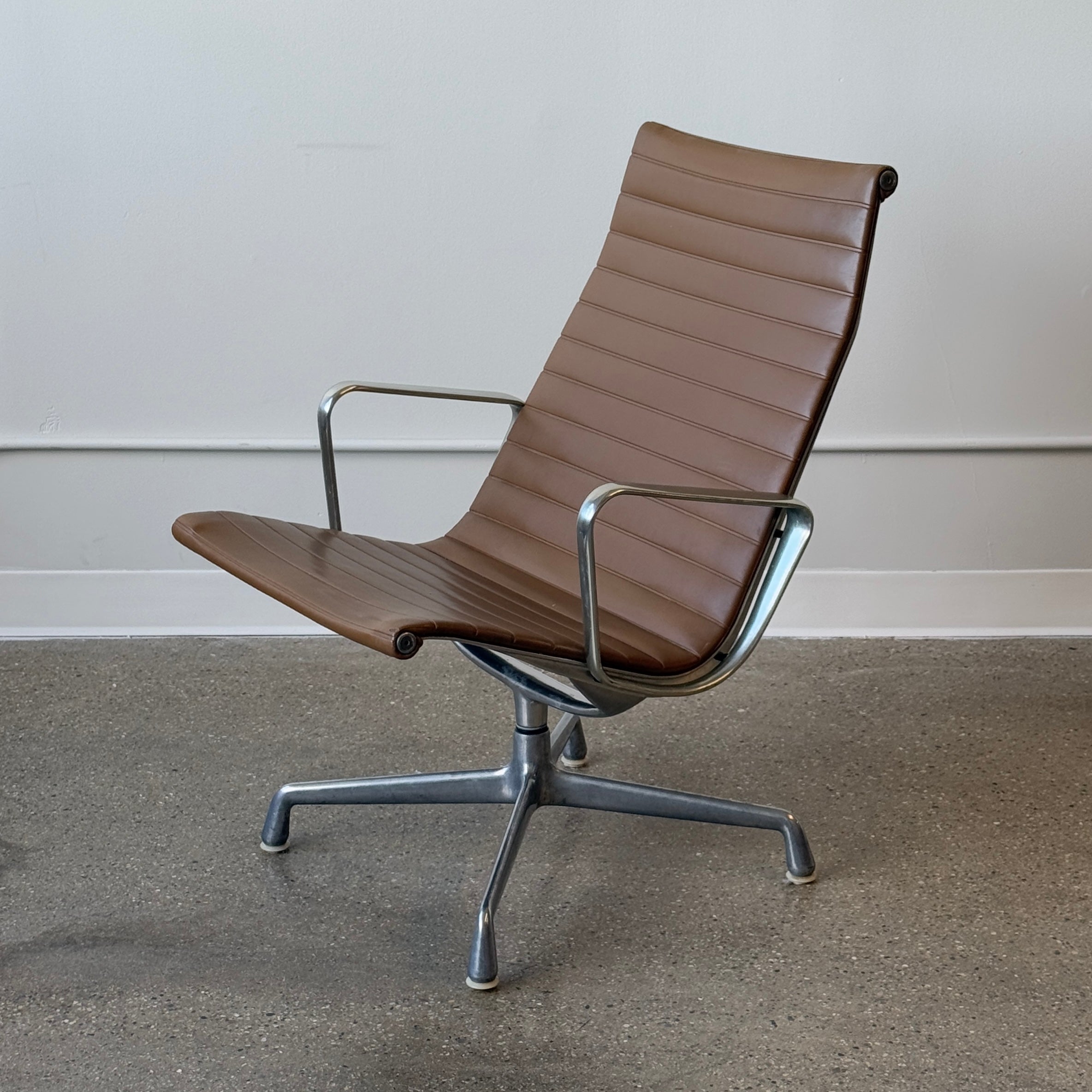 Aluminum Group Lounge Chair by Charles & Ray Eames for Herman Miller