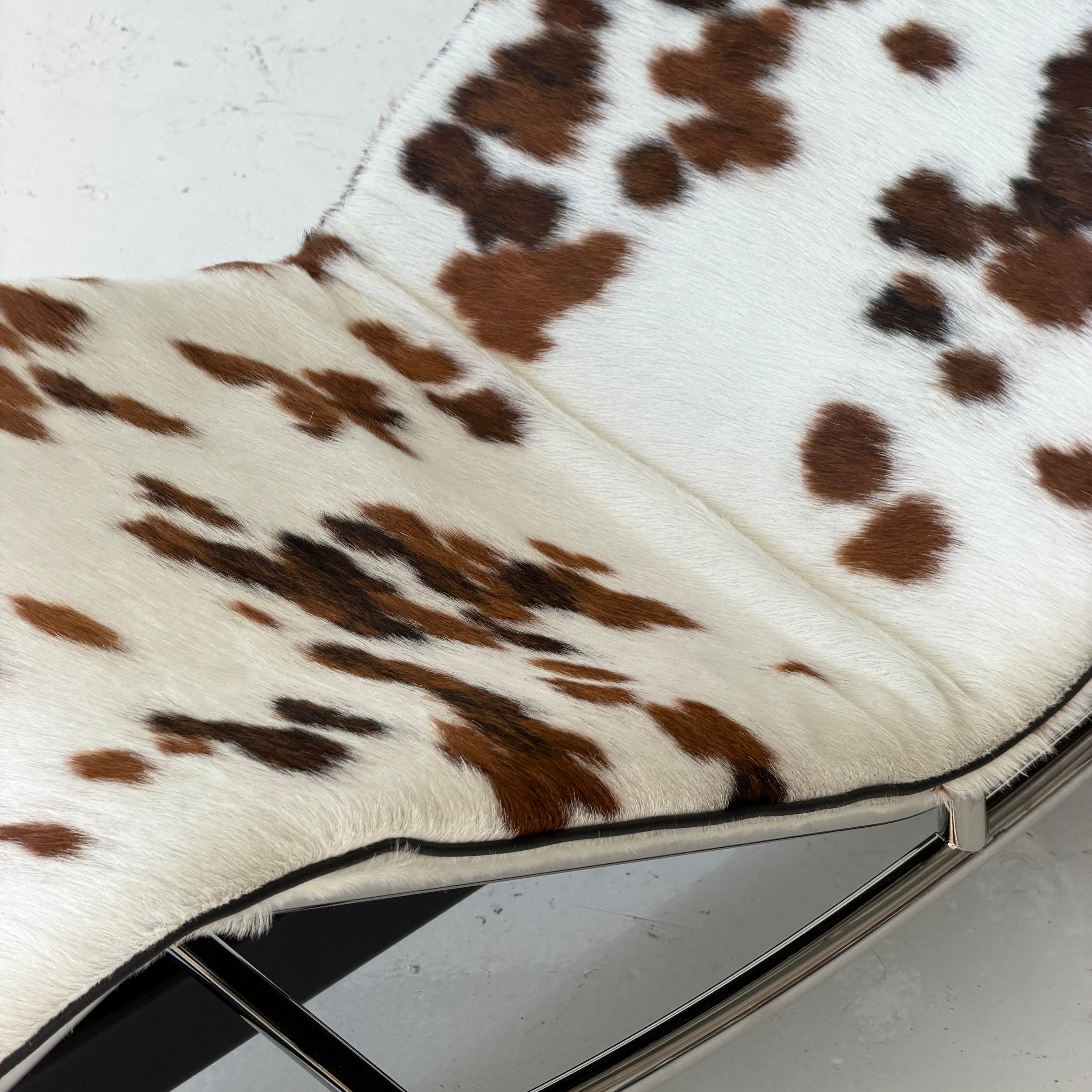 LC4 Cowhide Chaise by Le Corbusier, Pierre Jeanneret, and Charlotte Perriand for Cassina