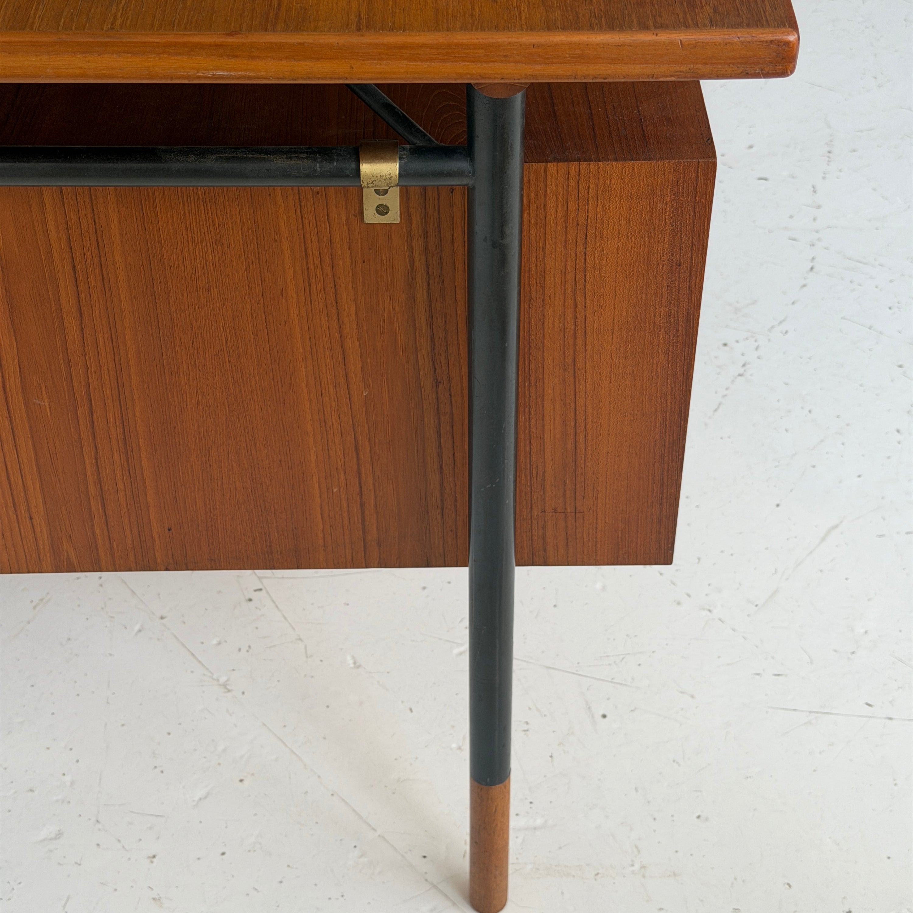 BO69 Nyhaven Desk by Finn Juhl for Bovirke