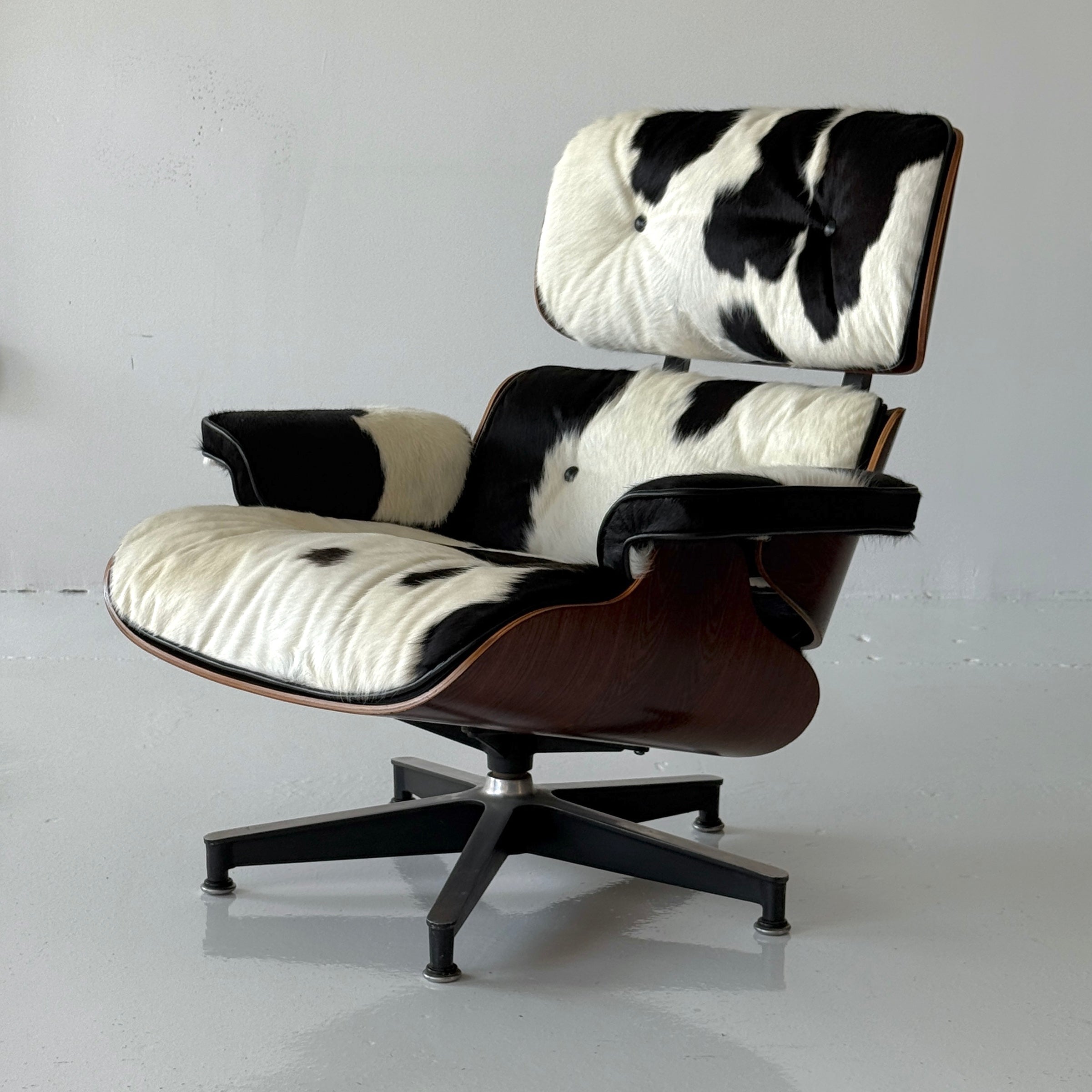 670 Lounge Chair in Cowhide by Charles & Ray Eames for Herman Miller