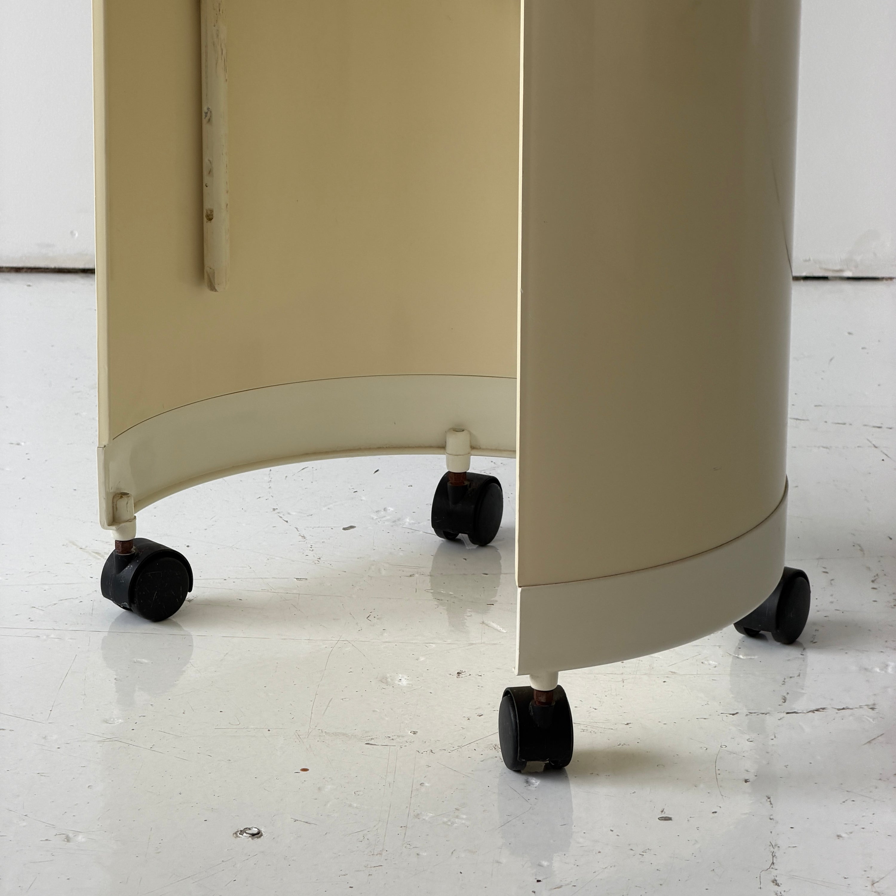 Silvi Vanity by Studio Kastilia