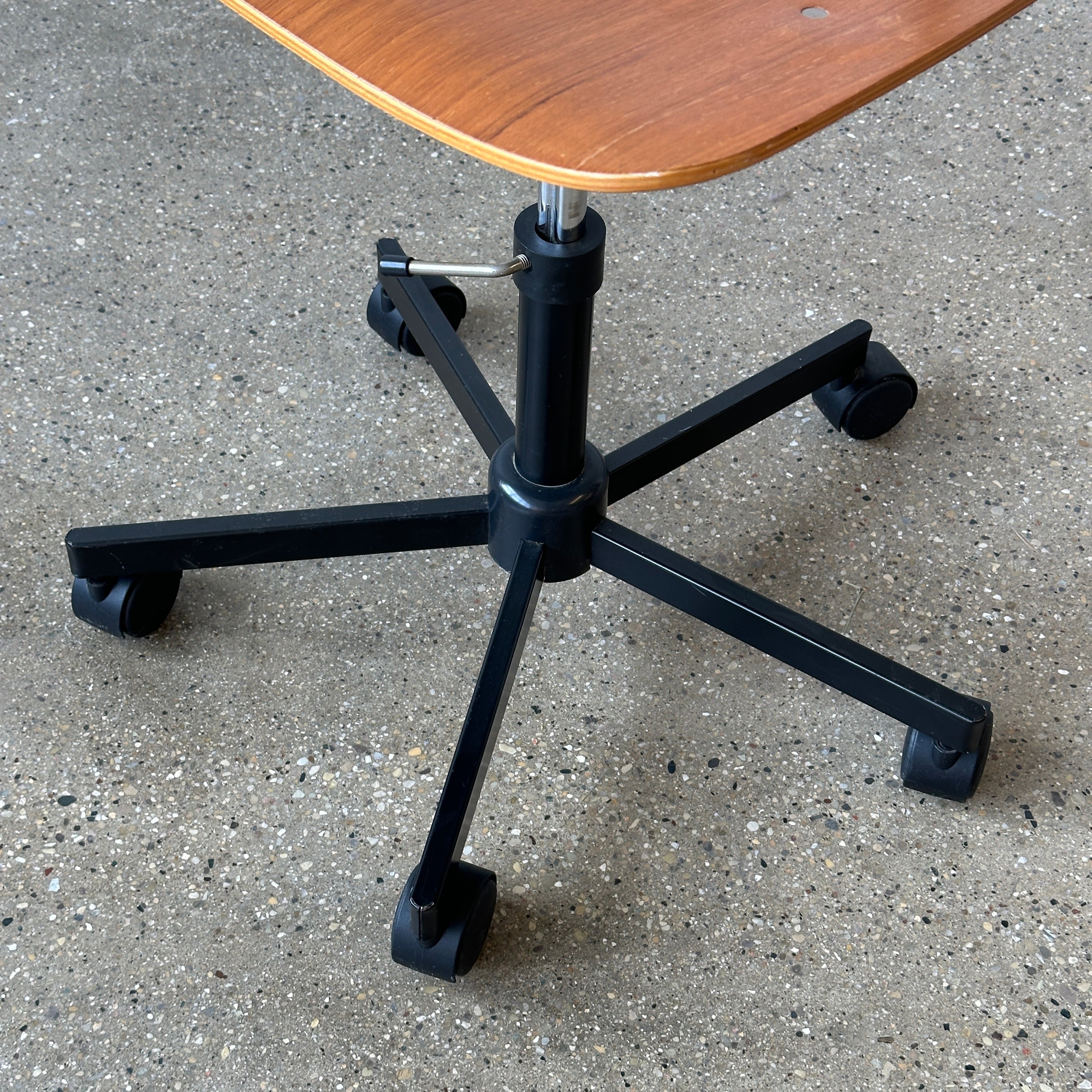 Kevi Drafting Stool by Jorgen Rasmussen – spotexclamationpoint