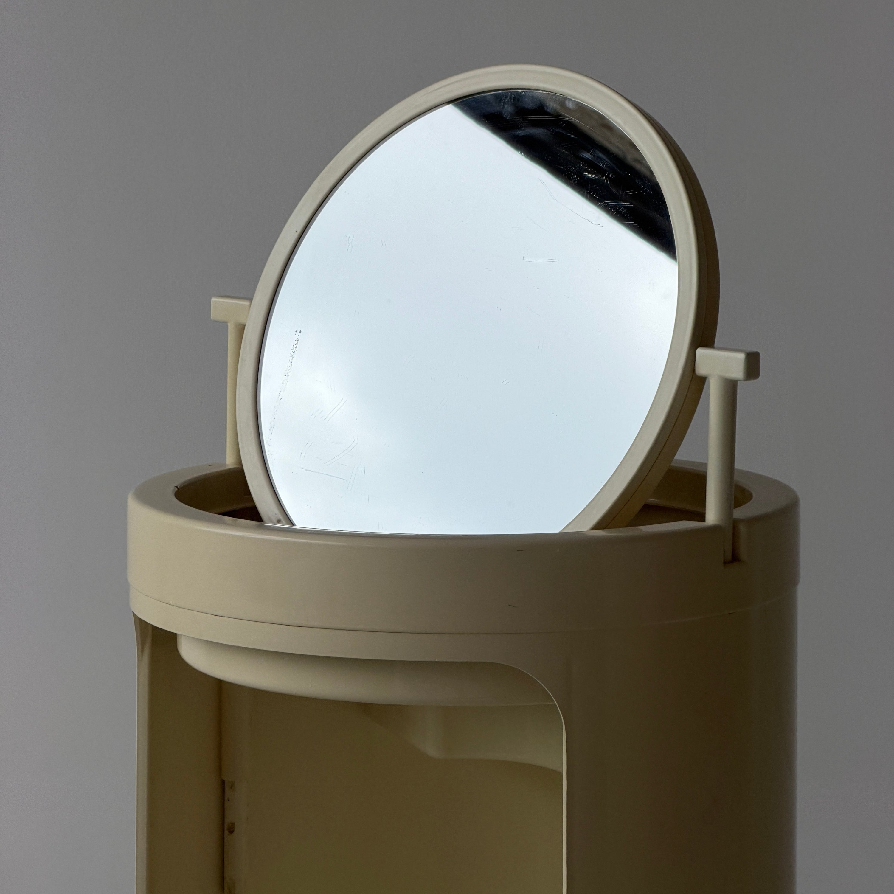 Silvi Vanity by Studio Kastilia