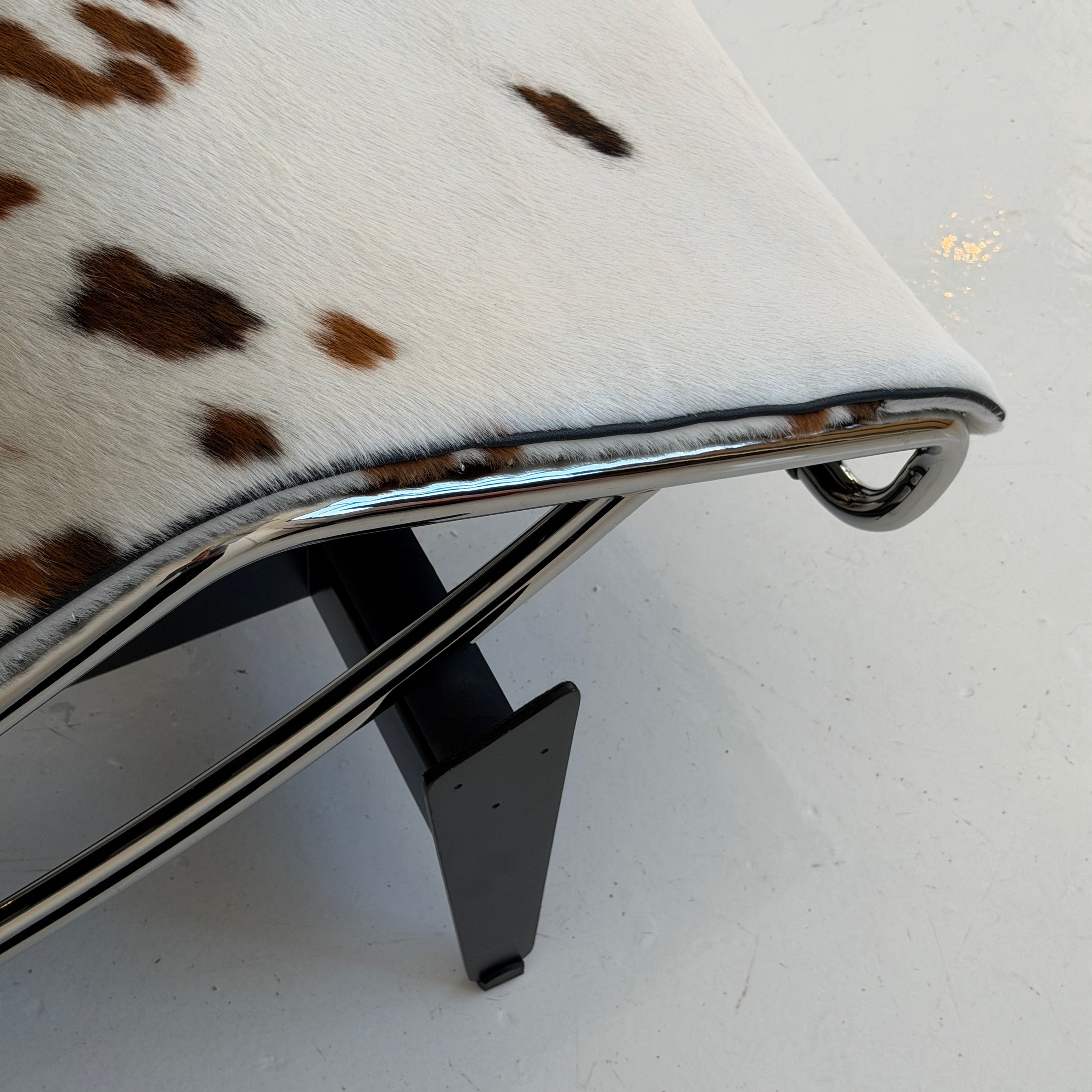 LC4 Cowhide Chaise by Le Corbusier, Pierre Jeanneret, and Charlotte Perriand for Cassina