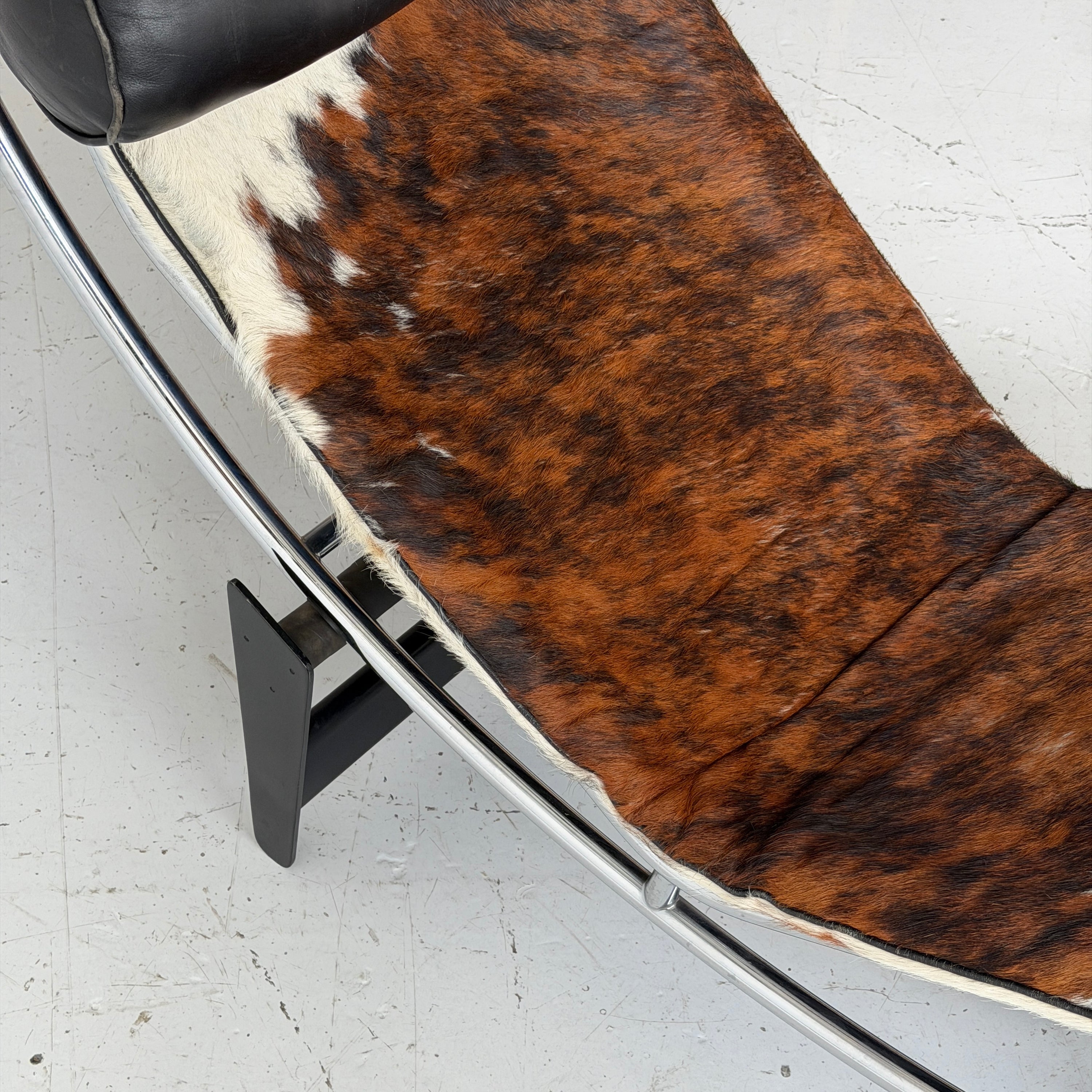 LC4 Cowhide Chaise by Le Corbusier, Pierre Jeanneret, and Charlotte Perriand for Cassina