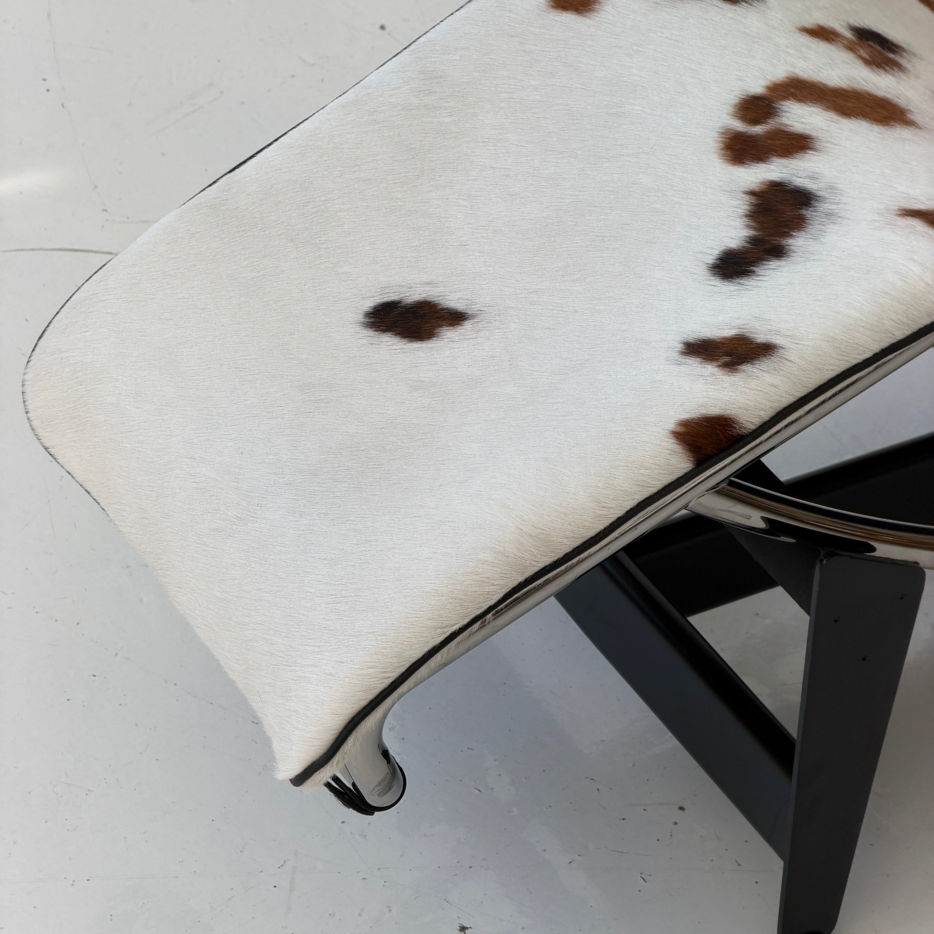 LC4 Cowhide Chaise by Le Corbusier, Pierre Jeanneret, and Charlotte Perriand for Cassina