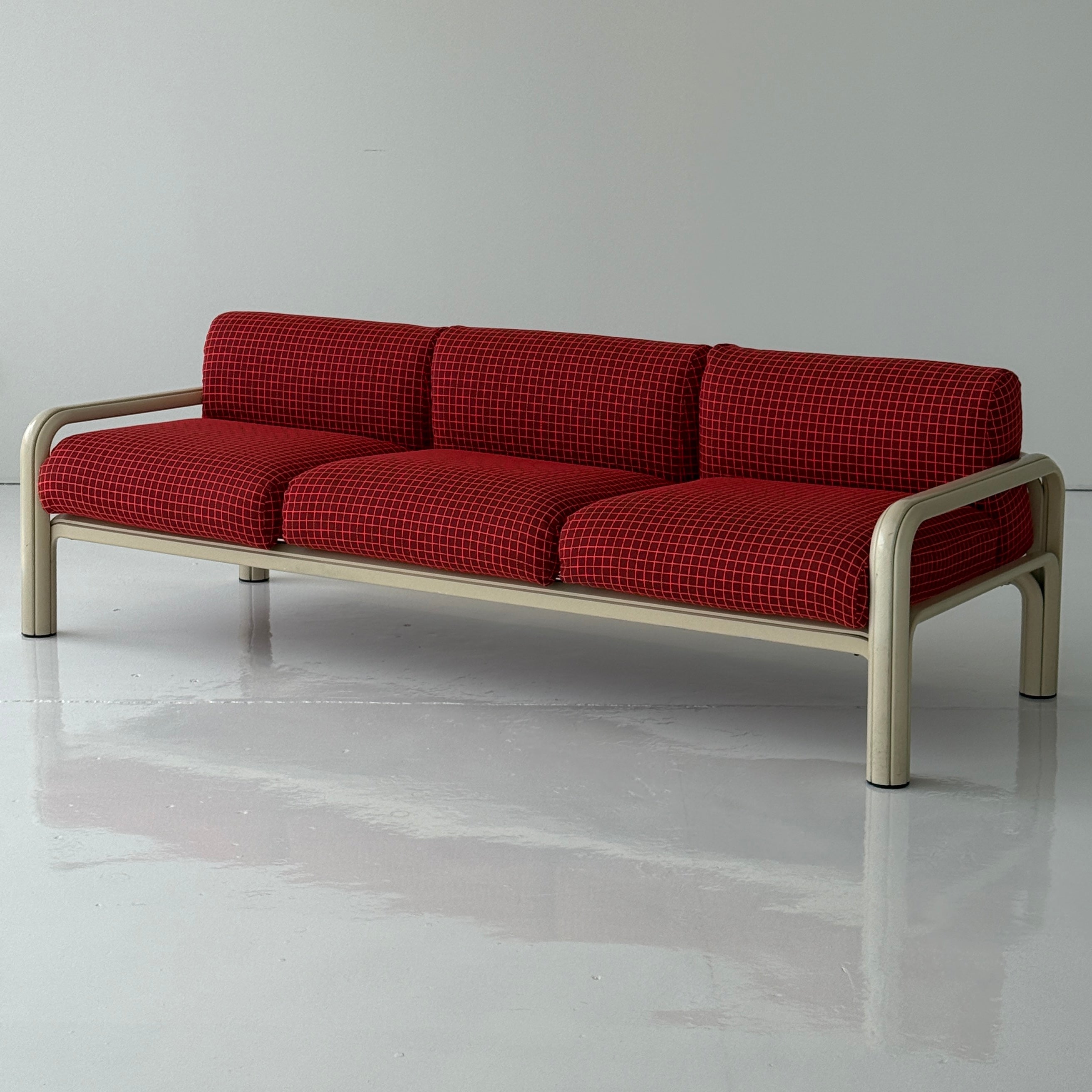 Orsay Sofa by Gae Aulenti for Knoll in Maharam Grid by Scholten &
Baijings