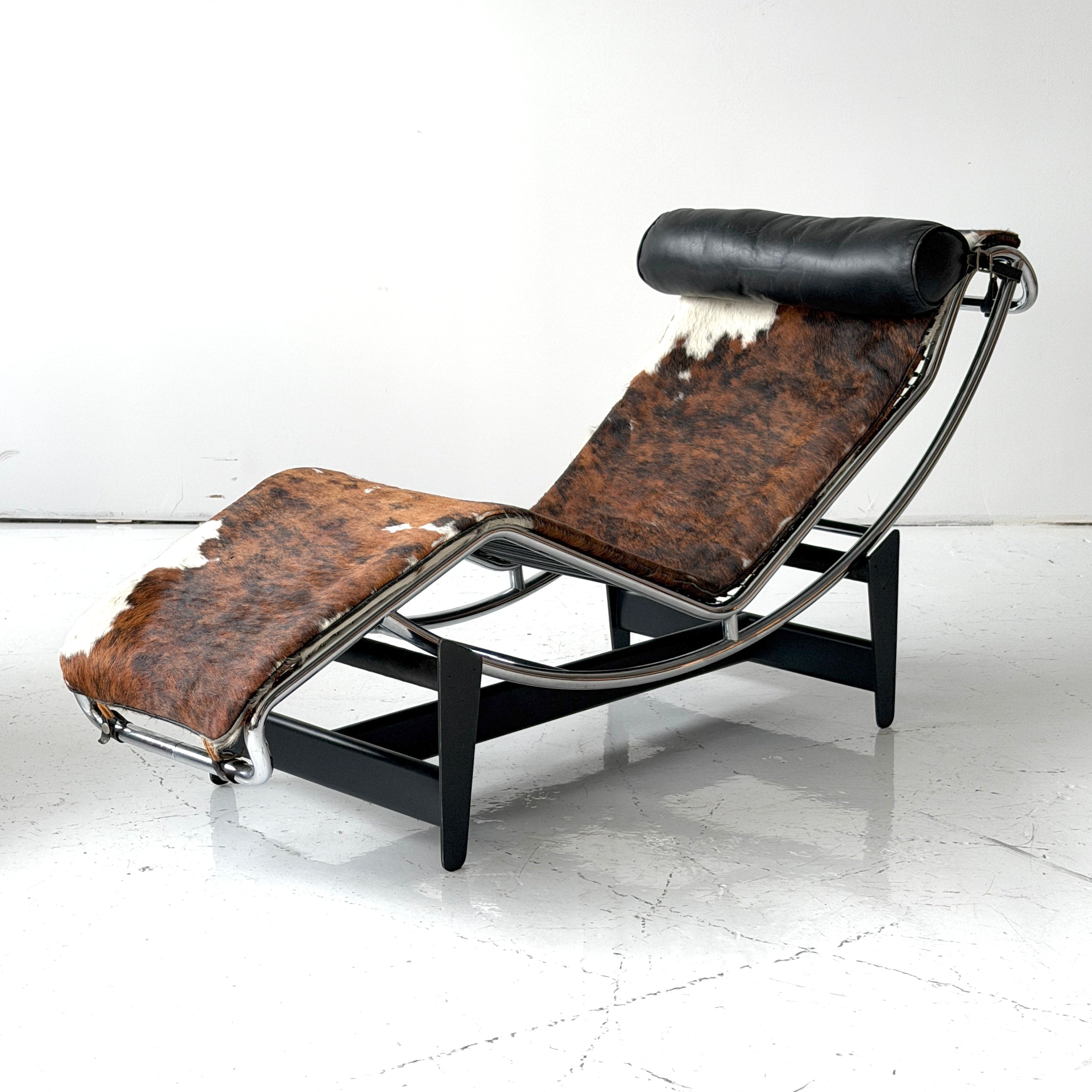 LC4 Cowhide Chaise by Le Corbusier, Pierre Jeanneret, and Charlotte Perriand for Cassina