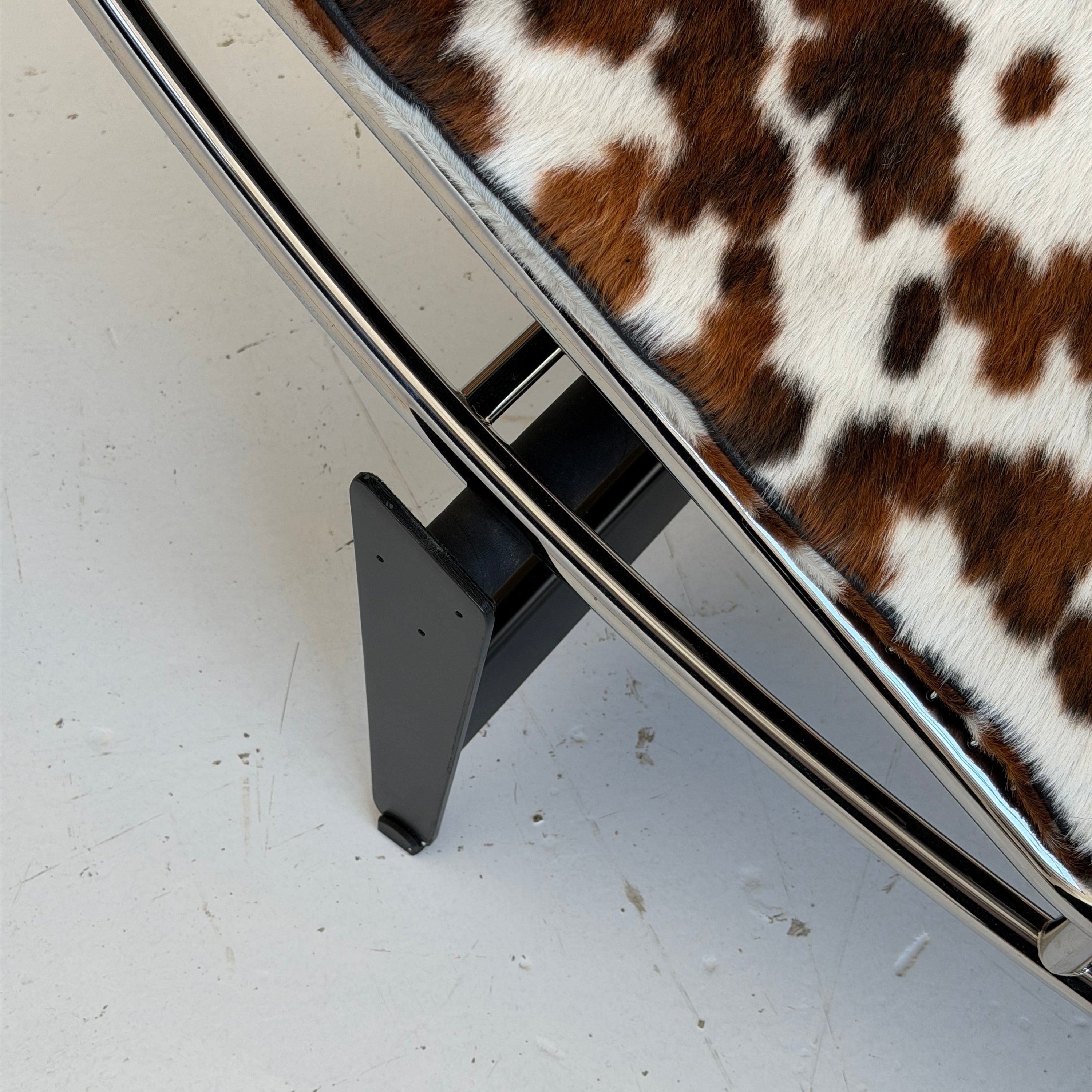 LC4 Cowhide Chaise by Le Corbusier, Pierre Jeanneret, and Charlotte Perriand for Cassina