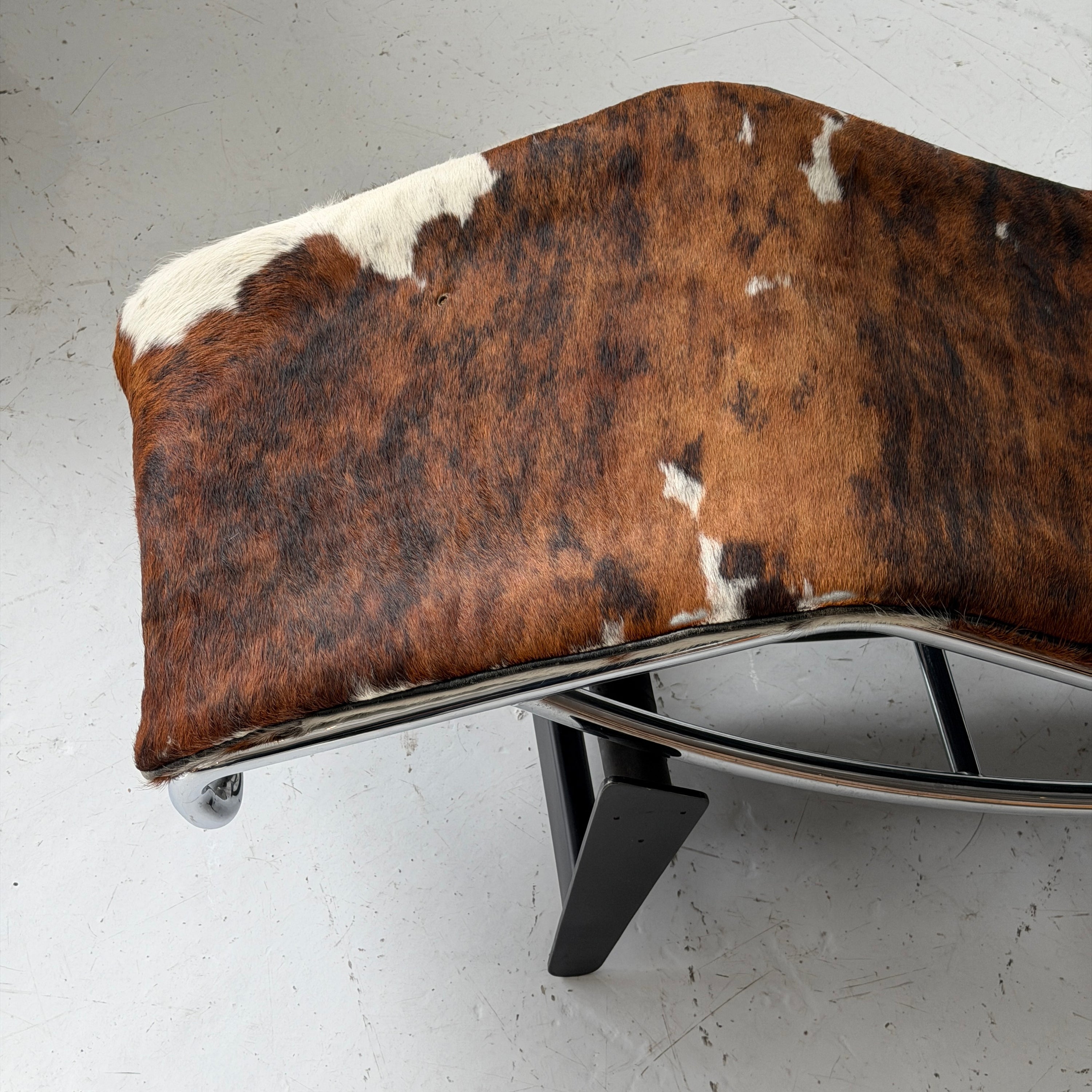 LC4 Cowhide Chaise by Le Corbusier, Pierre Jeanneret, and Charlotte Perriand for Cassina