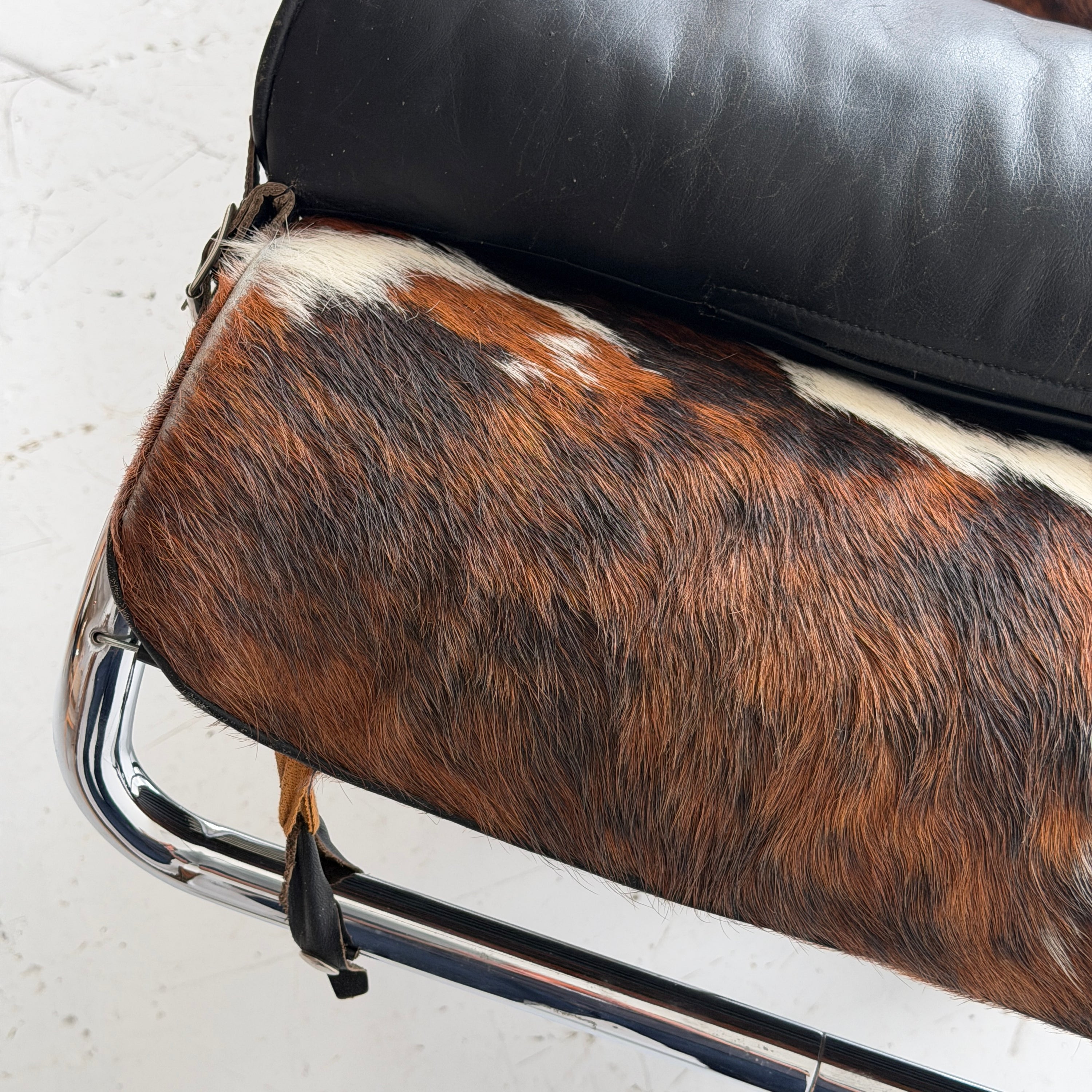 LC4 Cowhide Chaise by Le Corbusier, Pierre Jeanneret, and Charlotte Perriand for Cassina
