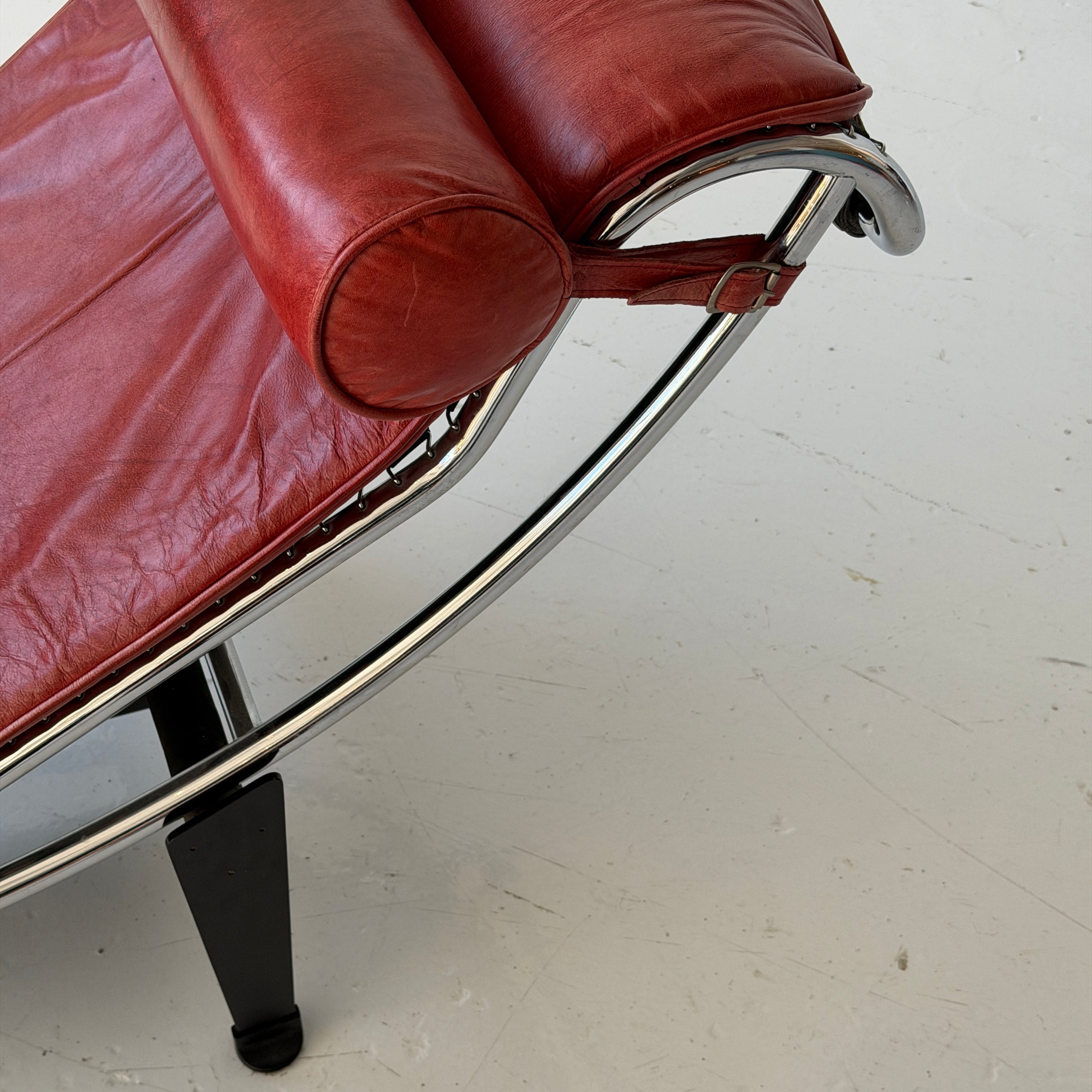 LC4 Leather Chaise by Le Corbusier, Pierre Jeanneret, and Charlotte Perriand for Cassina