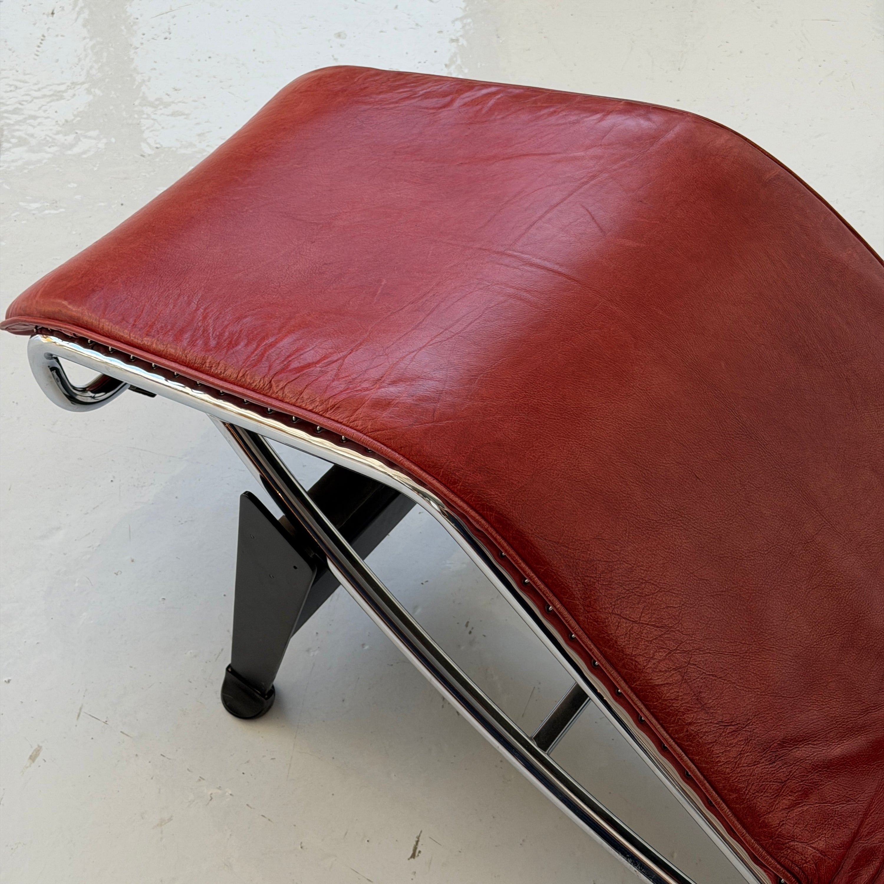 LC4 Leather Chaise by Le Corbusier, Pierre Jeanneret, and Charlotte Perriand for Cassina