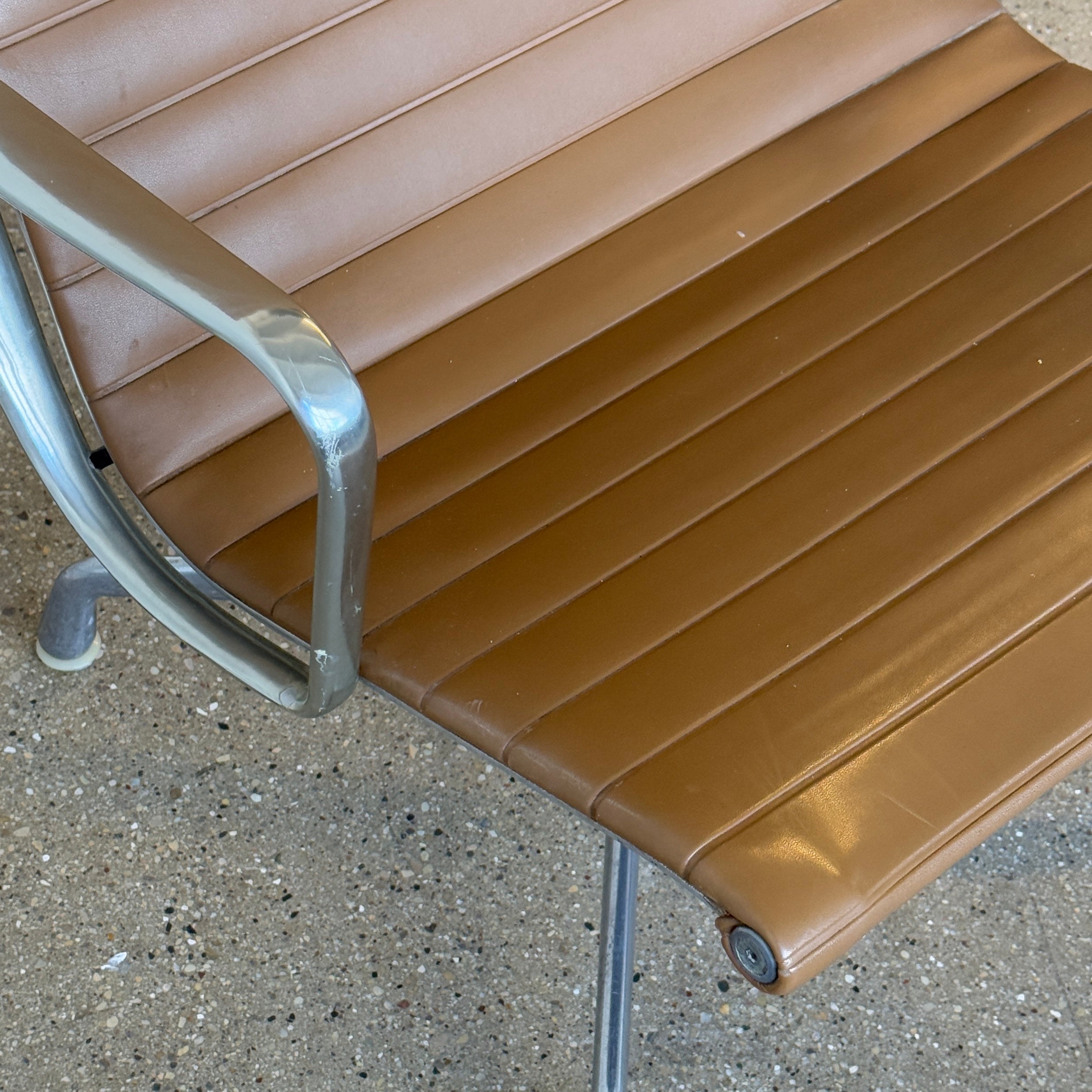 Aluminum Group Lounge Chair by Charles & Ray Eames for Herman Miller