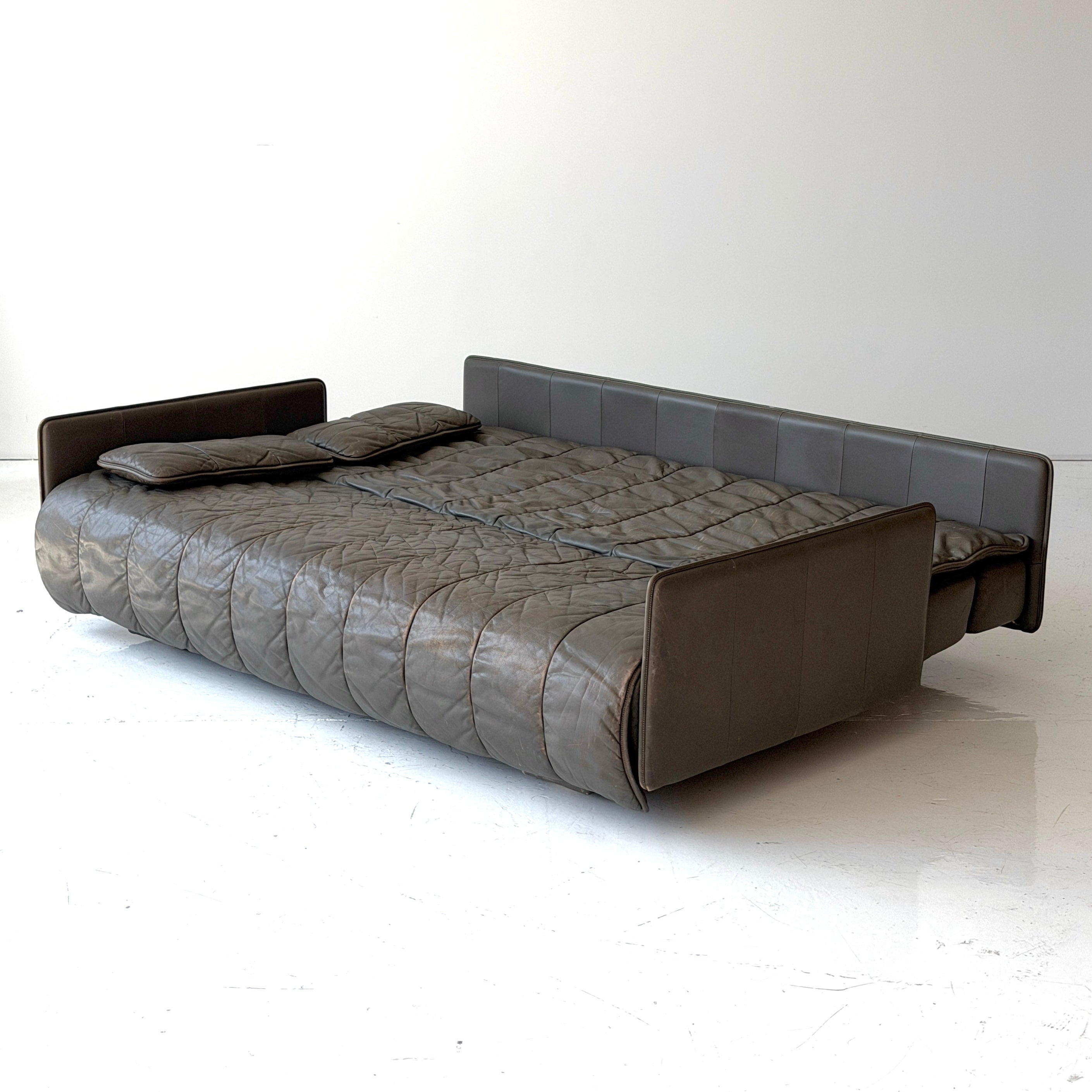 DS-69 Leather Sleeper Sofa by De Sede
