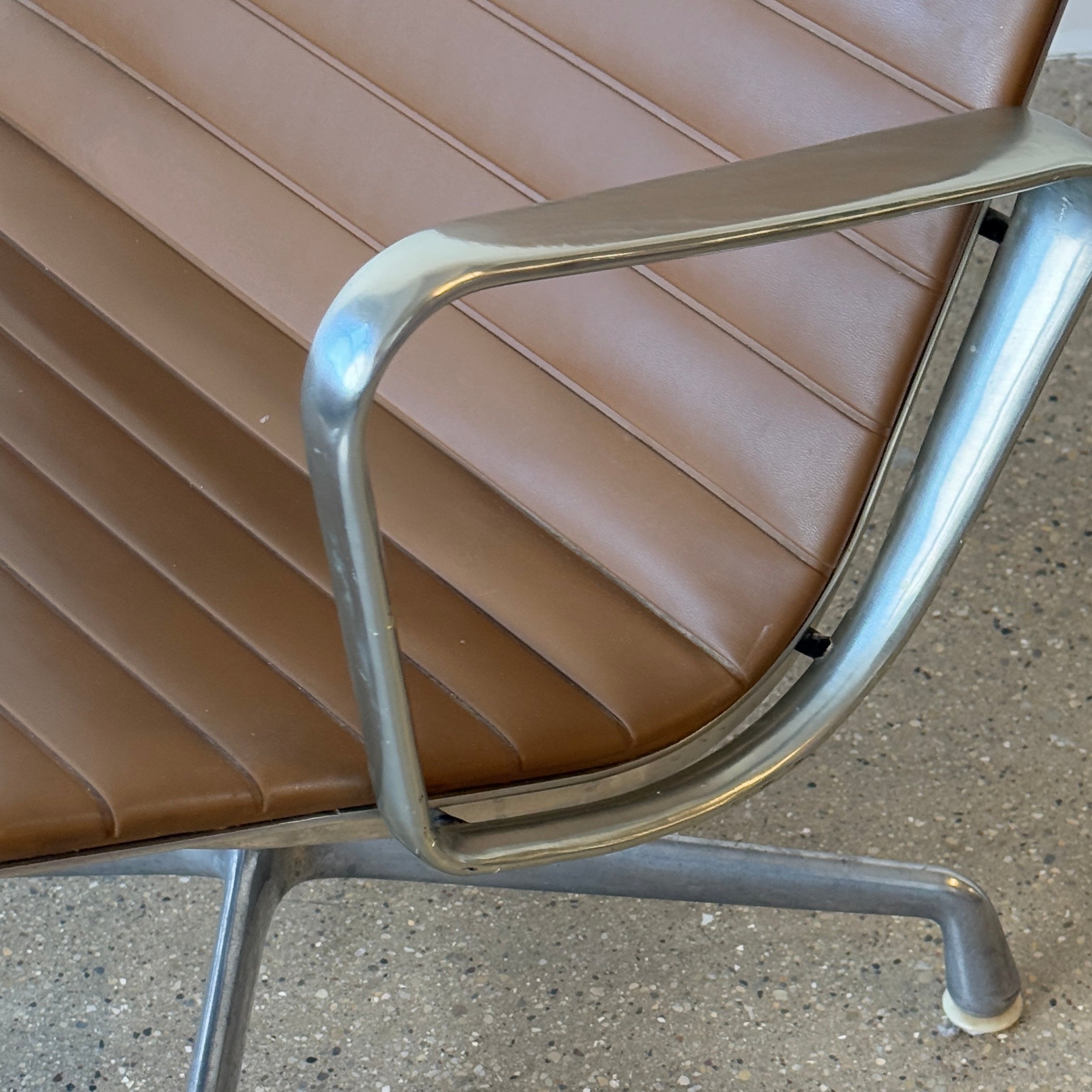 Aluminum Group Lounge Chair by Charles & Ray Eames for Herman Miller