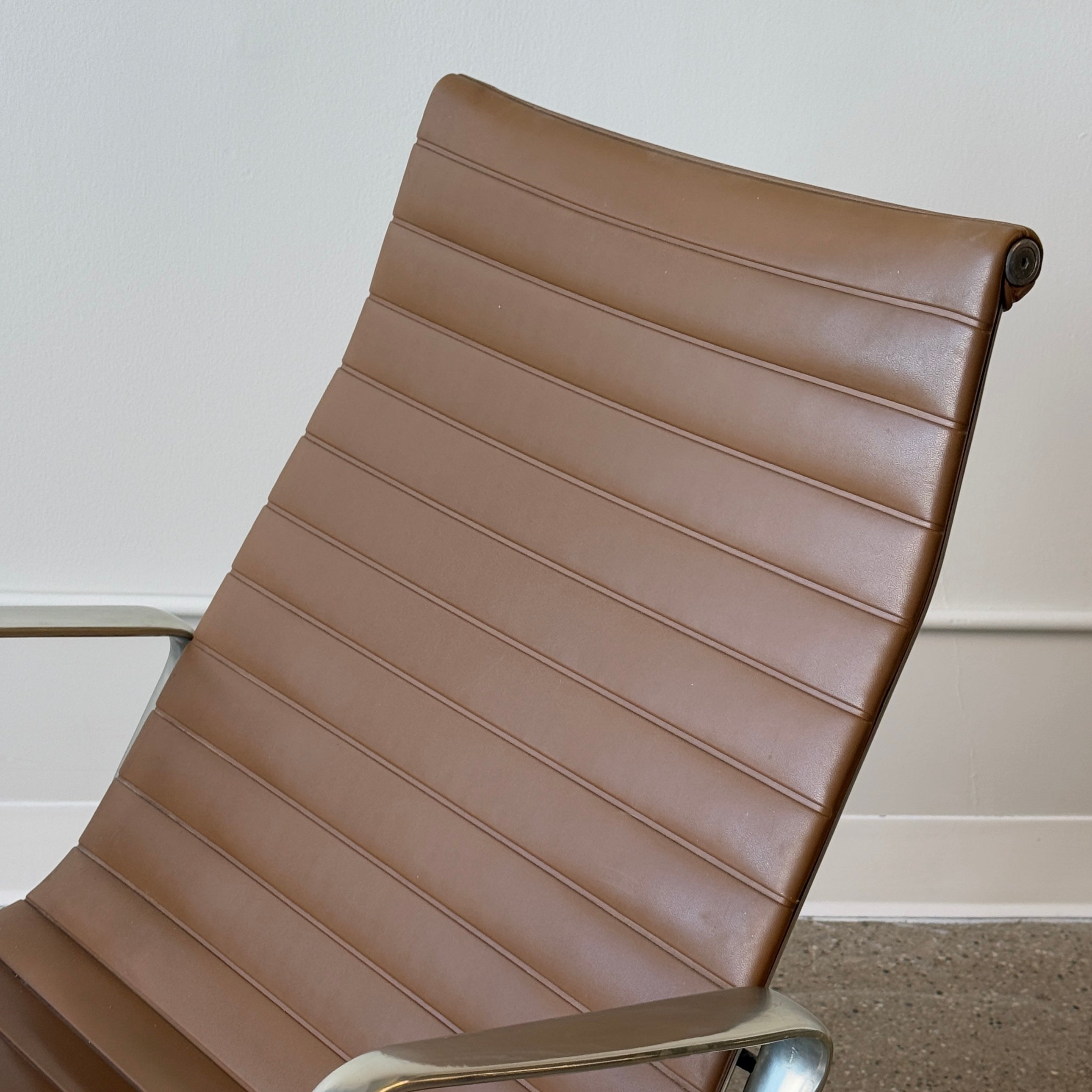 Aluminum Group Lounge Chair by Charles & Ray Eames for Herman Miller