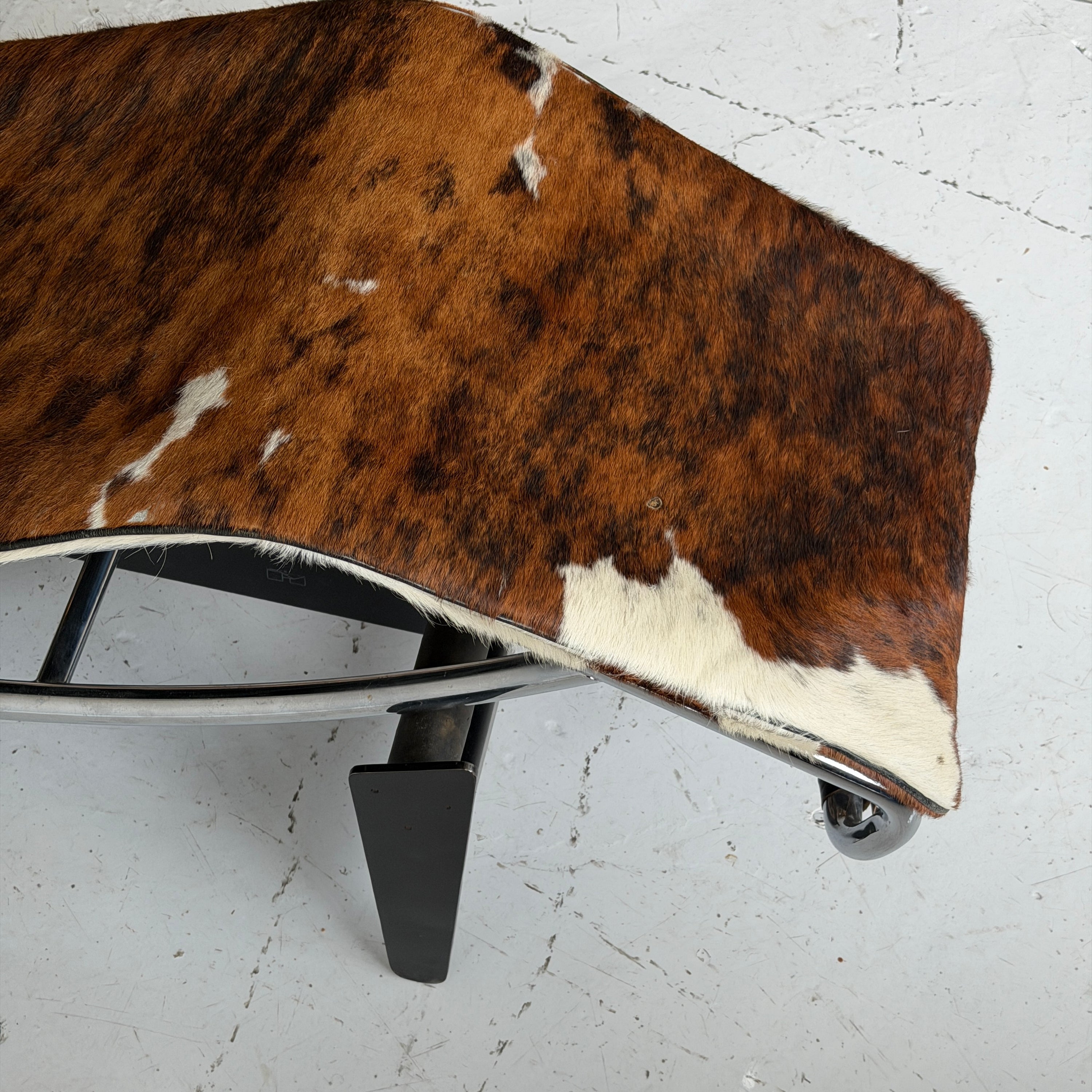 LC4 Cowhide Chaise by Le Corbusier, Pierre Jeanneret, and Charlotte Perriand for Cassina