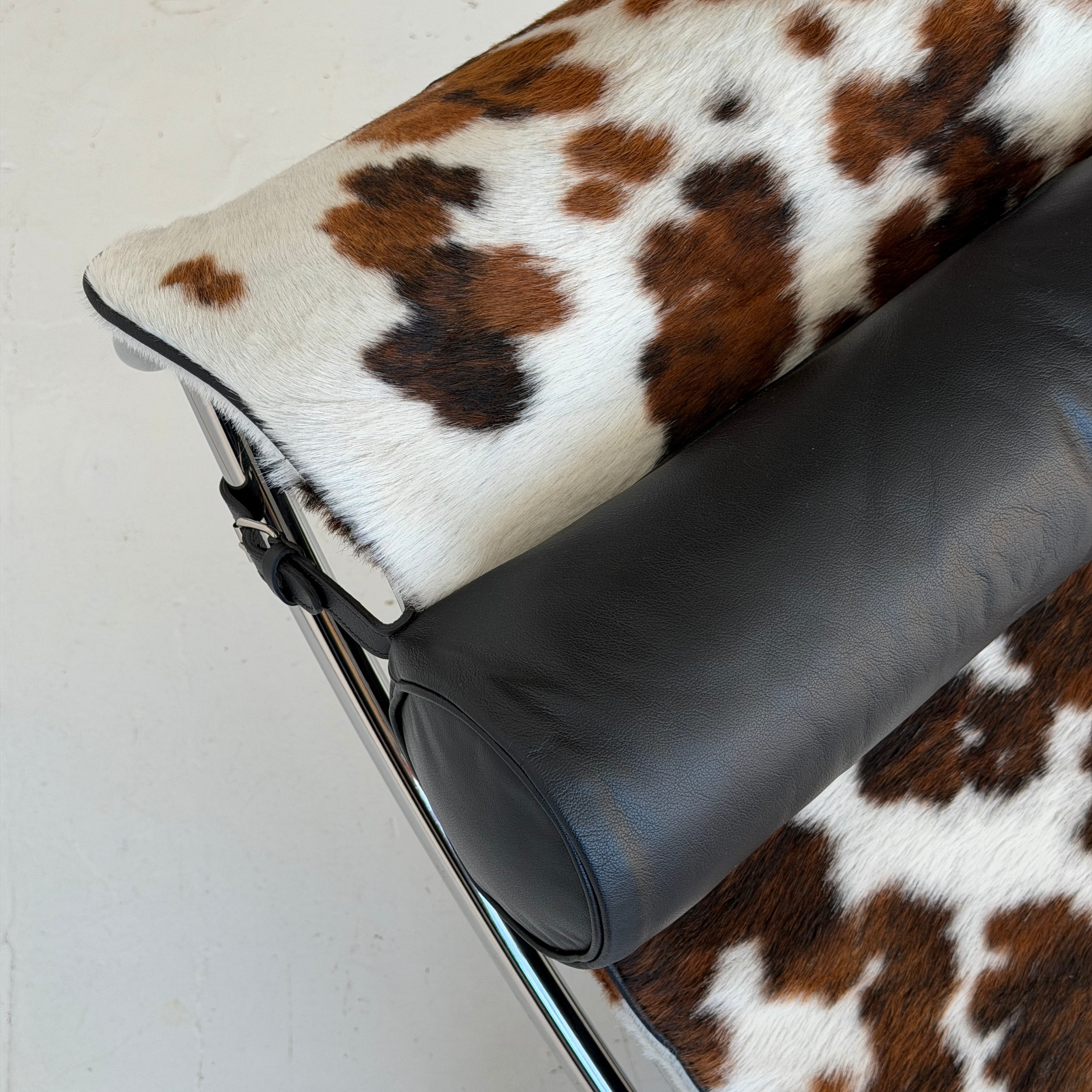 LC4 Cowhide Chaise by Le Corbusier, Pierre Jeanneret, and Charlotte Perriand for Cassina