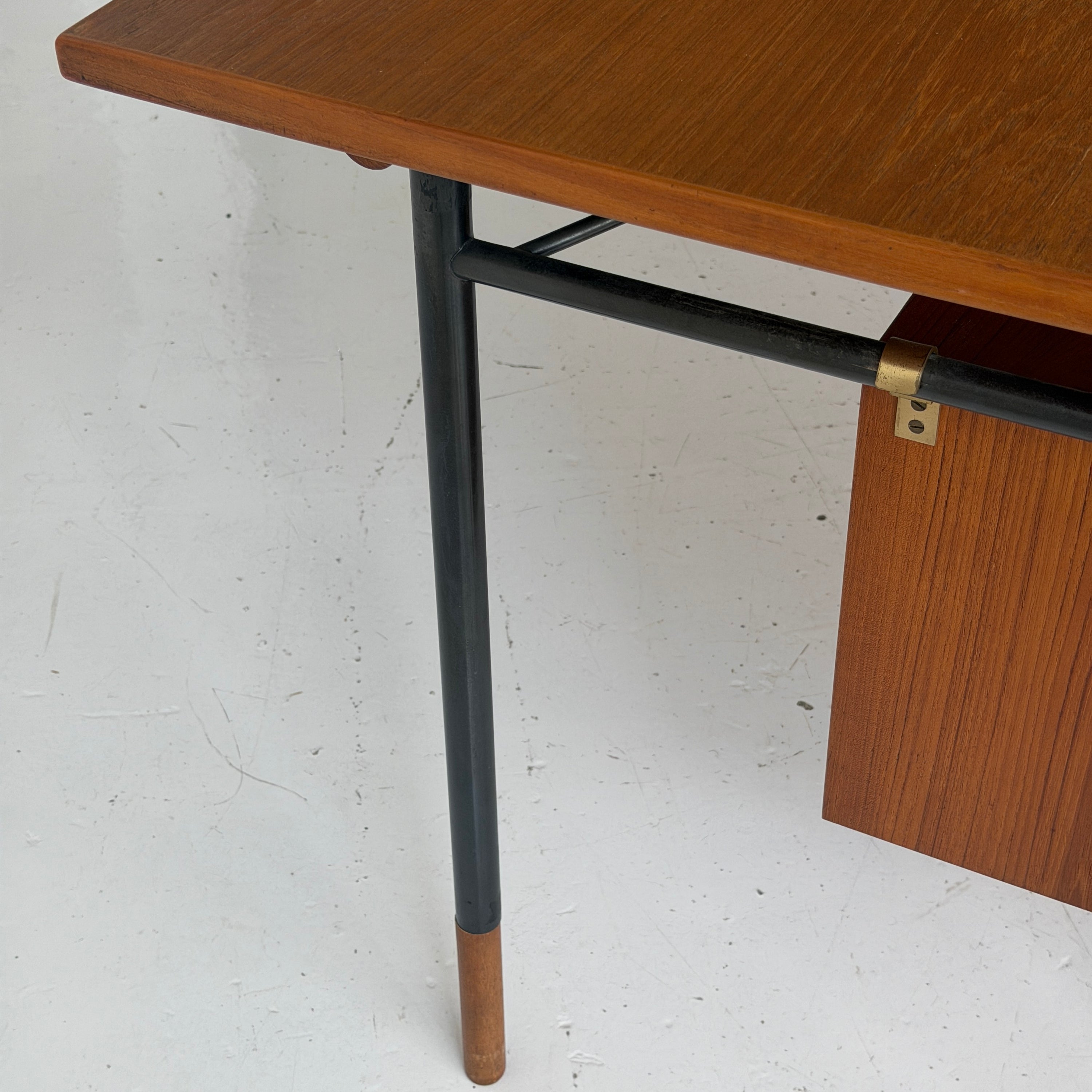BO69 Nyhaven Desk by Finn Juhl for Bovirke