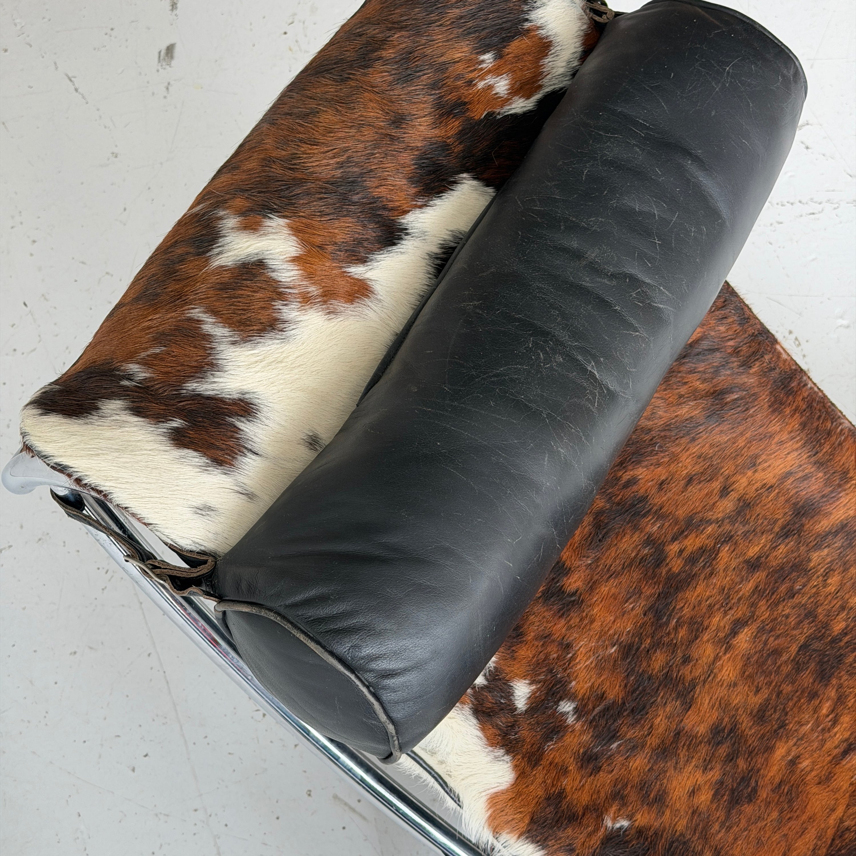 LC4 Cowhide Chaise by Le Corbusier, Pierre Jeanneret, and Charlotte Perriand for Cassina