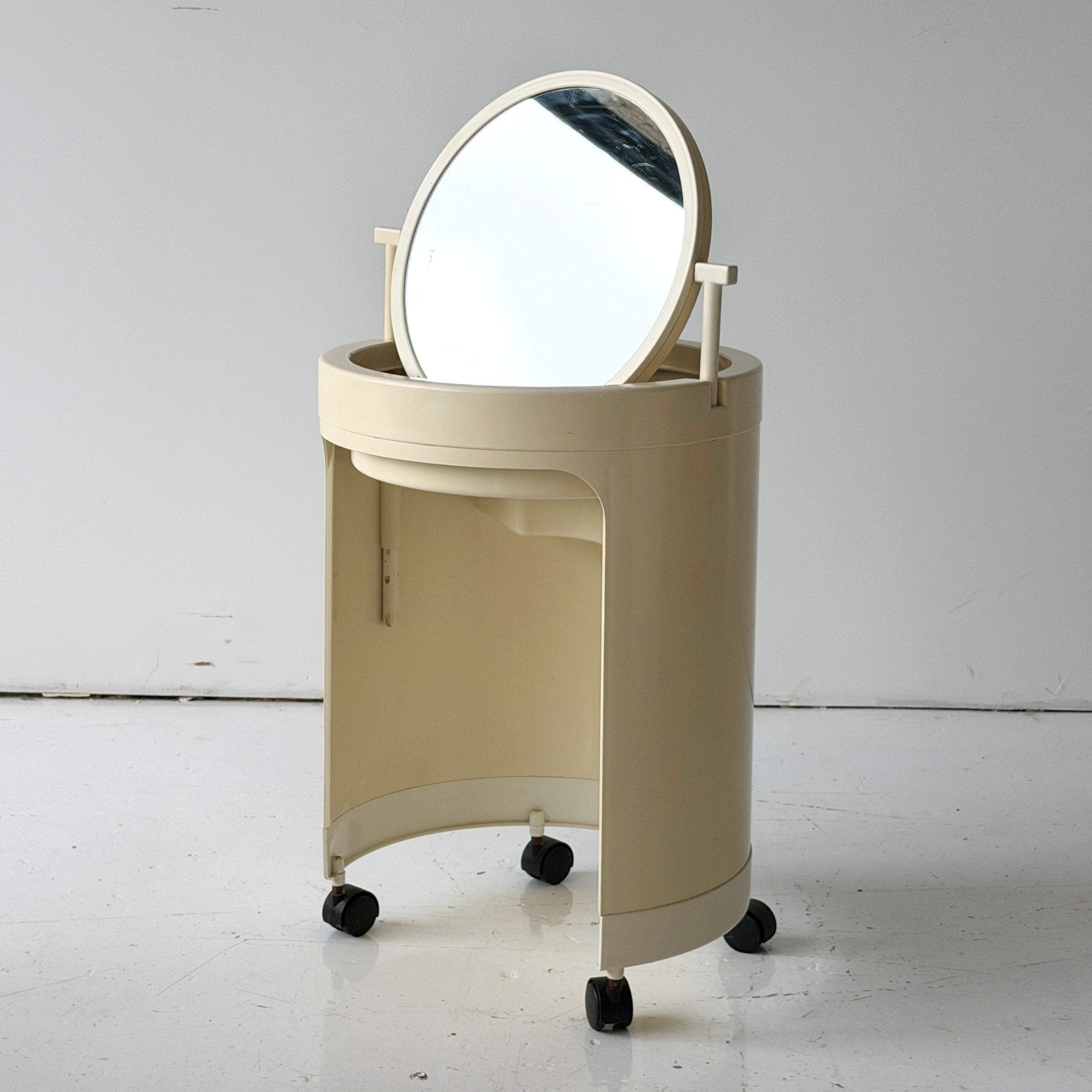 Silvi Vanity by Studio Kastilia