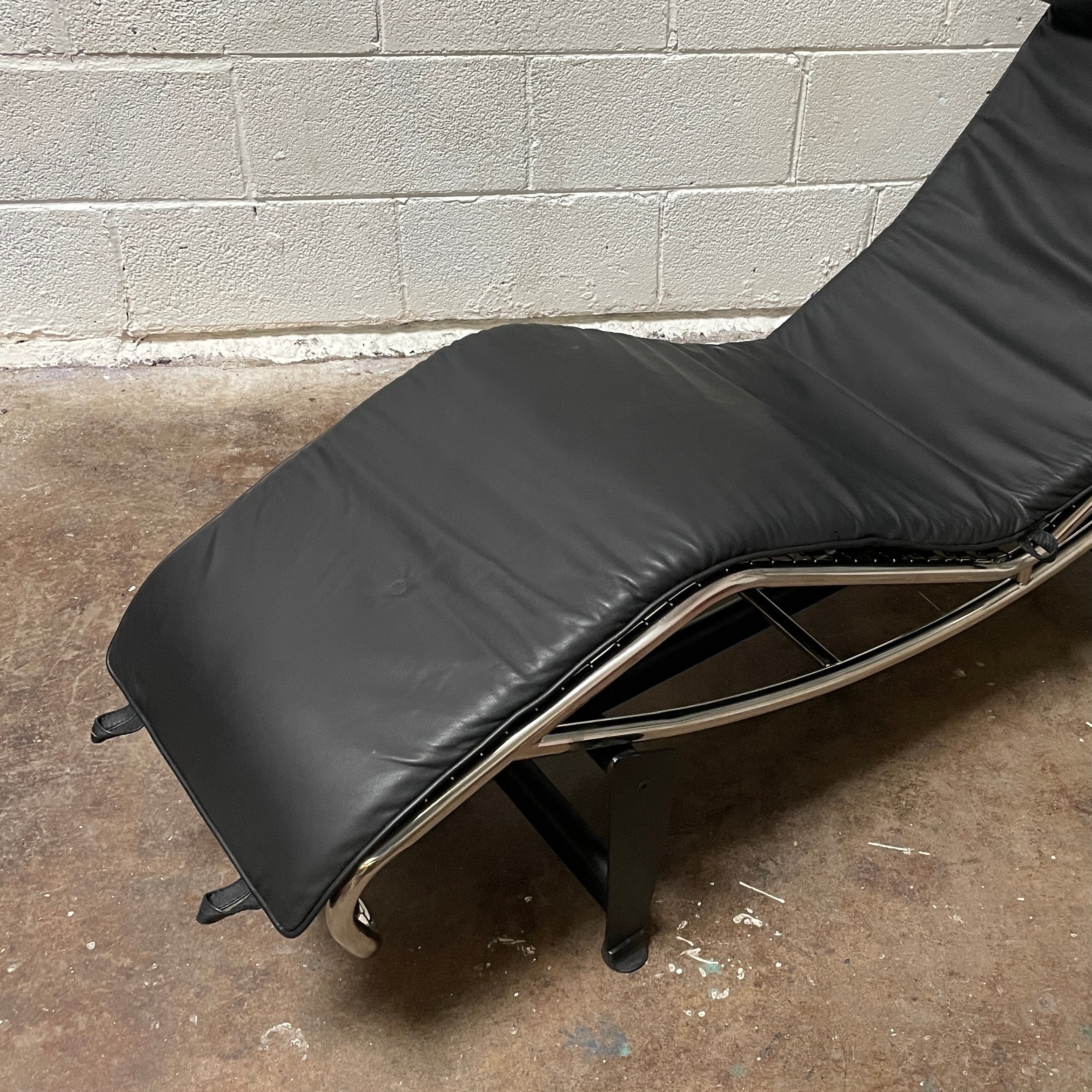 LC4 Style Chaise Lounge Chair