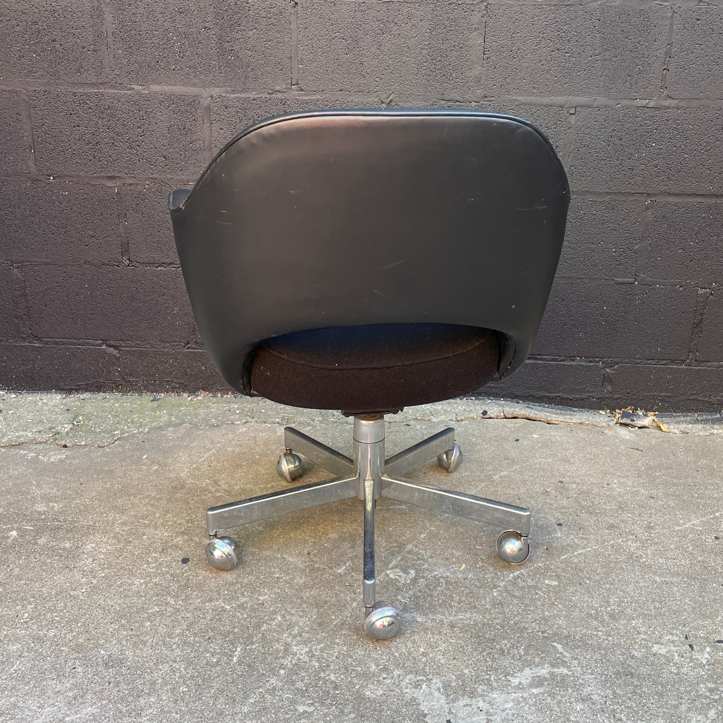 Knoll Saarinen Executive Swivel Chair