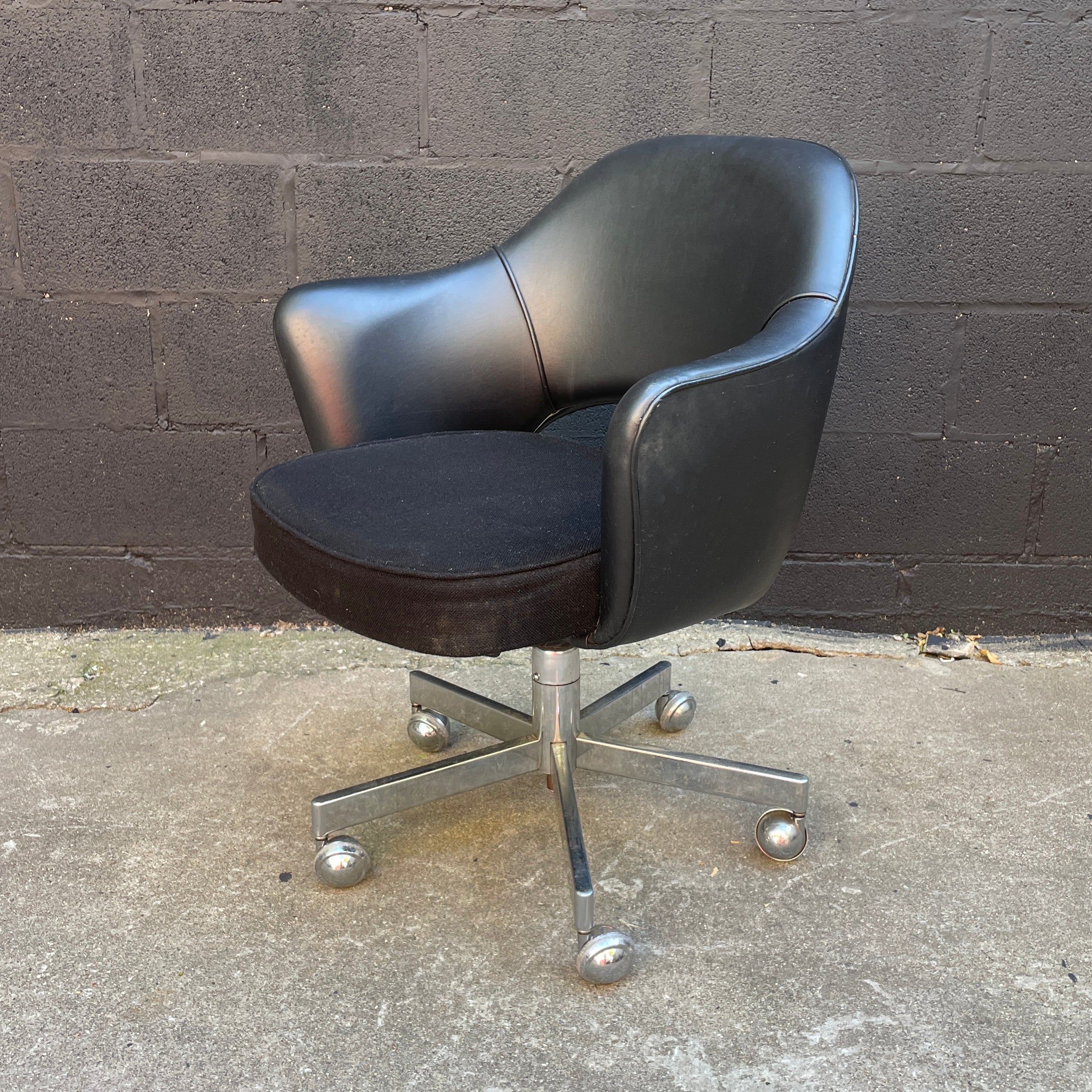 Knoll Saarinen Executive Swivel Chair