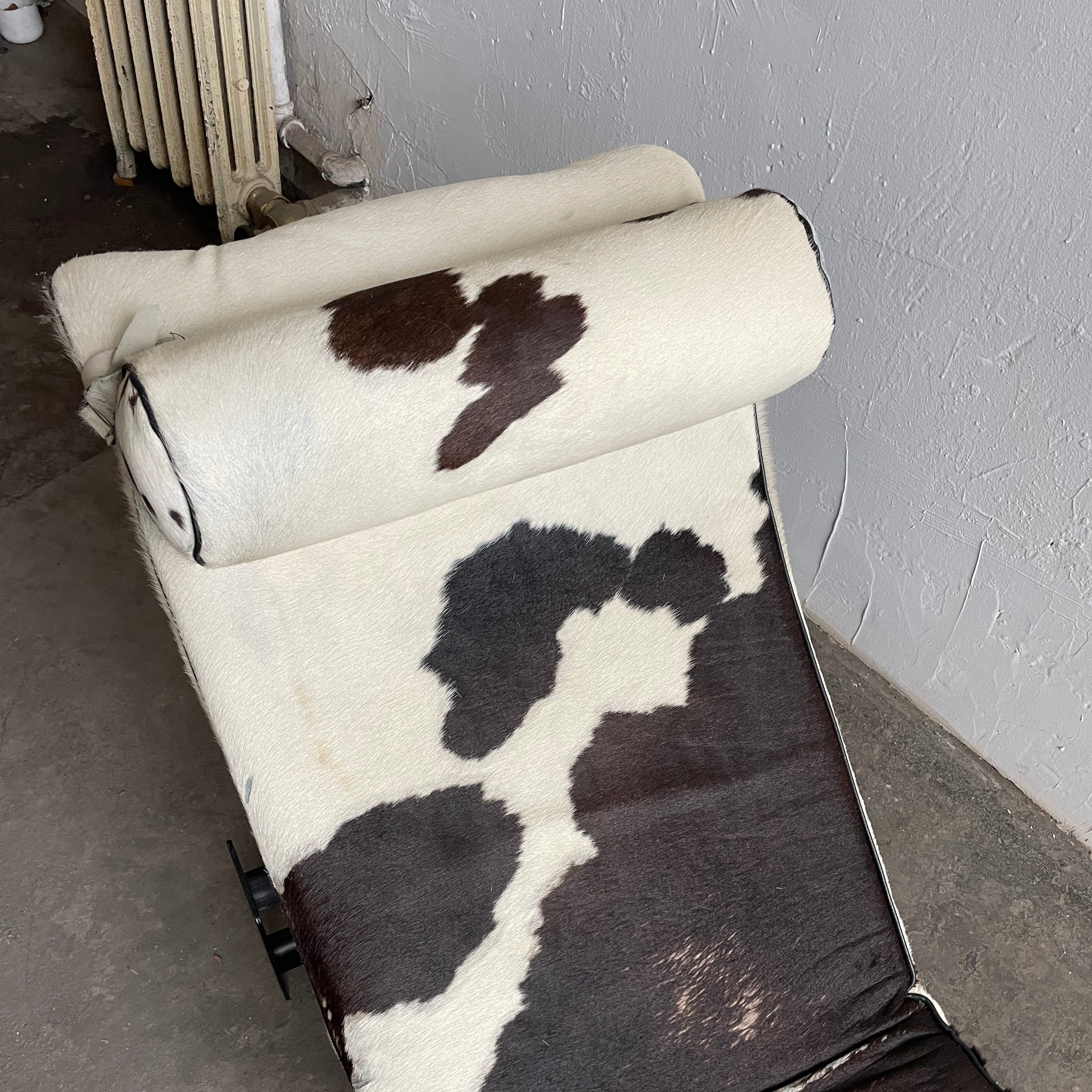 LC4 Style Cowhide Chaise Lounge Chair